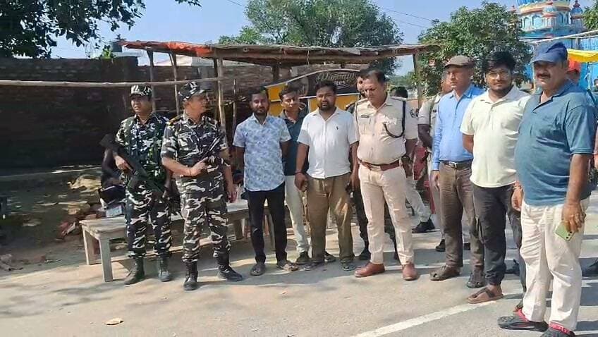 पुलिस अधीक्षक, सीतामढ़ी के निर्देशानुसार जिला अंतर्गत विभिन्न थाना क्षेत्रों में माँ दुर्गा प्रतिमा विसर्जन स्थलों का निरीक्षण किया गया। इस दौरान विधि-व्यवस्था संधारण, सुरक्षा व्यवस्था, यातायात प्रबंधन एवं श्रद्धालुओं की सुविधा सुनिश्चित करने हेतु संबंधित पदाधिकारियों को आवश्यक दिशा-निर्देश दिए गए।
विसर्जन के दौरान जिला अंतर्गत विभिन्न चौक-चौराहों एवं प्रमुख मार्गों पर पुलिस पदाधिकारी/बल की तैनाती की गई है। पुलिस पदाधिकारियों एवं कर्मियों द्वारा लगातार सतर्कता बरती जा रही है, ताकि श्रद्धालुओं की सुरक्षा, सुगम यातायात एवं विसर्जन प्रक्रिया को शांतिपूर्ण और सुव्यवस्थित ढंग से संपन्न कराया जा सके l
आम जनता से अपील है कि सभी निर्धारित मार्गों का पालन करें तथा शांति एवं सामाजिक सौहार्द बनाए रखते हुए दुर्गा प्रतिमा विसर्जन को शांतिपूर्ण ढंग से संपन्न कराने में पुलिस-प्रशासन का सहयोग करें।
सीतामढ़ी पुलिस सुरक्षा एवं शांतिपूर्ण विसर्जन सुनिश्चित करने हेतु प्रतिबद्ध है।
