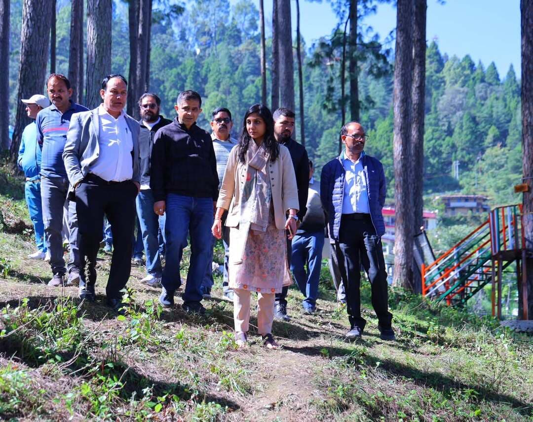 जनपद मुख्यालय स्थित इको एडवेंचर पार्क को जिला योजना के माध्यम से साहसिक पर्यटन के प्रमुख आकर्षण के रूप में विकसित किया जा रहा है। बुधवार को जिलाधिकारी स्वाति एस. भदौरिया ने निर्माणाधीन पार्क का निरीक्षण कर कार्यों की प्रगति का जायजा लिया तथा संबंधित अधिकारियों को गुणवत्ता के साथ कार्य शीघ्र पूरा कर पार्क का संचालन शुरू करने के निर्देश दिए।
जिलाधिकारी ने कहा कि पार्क में साहसिक गतिविधियों के साथ बच्चों के मनोरंजन, परिवारों के लिए सुविधाजनक वातावरण और पर्यटकों एवं स्थानीय नागरिकों के लिए आवश्यक जनसुविधाएं विकसित की जाएं, ताकि पौड़ी में पर्यटन गतिविधियों को बढ़ावा मिल सके।
उन्होंने पार्किंग के नीचे बन रहे टिकट काउंटर को दो सप्ताह में पूरा करने, बैठने के लिए बेंच लगाने, खाली स्थानों पर फूल-पौधे विकसित करने, वृक्षों को आकर्षक रंगों से सजाने तथा रास्तों पर रंग-रोगन एवं रेलिंग लगाने के निर्देश दिए। साथ ही चहारदीवारी पर सुरक्षा के लिए कांटेदार तार लगाने, आवश्यक स्थानों पर साइनेज स्थापित करने तथा बच्चों के झूले और ओपन जिम के उपकरण लगाने को कहा।
निर्माणाधीन कैफे का निरीक्षण करते हुए जिलाधिकारी ने दीवारों एवं फर्श को टिकाऊ बनाने, सीलन से बचाव के कार्य समय पर पूरा करने तथा लकड़ी का फर्नीचर लगाने और कैफे की साज-सज्जा आकर्षक बनाने के निर्देश दिए।
एडवेंचर गतिविधियों की सुरक्षा सुनिश्चित करने के लिए उन्होंने उत्तराखंड पर्यटन विकास परिषद के अधिकारियों को पौड़ी एवं पालकोट स्थित इको एडवेंचर पार्कों का निरीक्षण कर आवश्यक जांच करने को कहा। साथ ही विद्युत पोल लगाने और कनेक्शन की प्रक्रिया पूरी करने के निर्देश दिए, ताकि गतिविधियों का संचालन निर्धारित सुरक्षा मानकों के अनुरूप हो सके।
जिलाधिकारी ने पार्किंग सुविधा बेहतर बनाने के लिए प्रस्ताव तैयार करने, संबंधित निर्माण कार्यों की टेंडर प्रक्रिया शीघ्र पूरी करने तथा निर्माण, सौंदर्यीकरण, सुरक्षा एवं जनसुविधाओं से जुड़े सभी कार्य समयबद्ध तरीके से पूरे करने के निर्देश दिए। उन्होंने कहा कि पार्क के विकसित होने से पौड़ी को नया पर्यटन आकर्षण मिलेगा और स्थानीय लोगों एवं पर्यटकों को प्रकृति के बीच मनोरंजन व रोमांच का बेहतर अनुभव मिलेगा।
निरीक्षण के दौरान वन पंचायत पौड़ी-कांडई के सरपंच बकुल रावत, पंच नरेंद्र नेगी, सुनील नेगी, संतन सिंह नेगी, जिला अर्थ एवं संख्याधिकारी राम सलोने, अधिशासी अभियंता लघु सिंचाई धीरज सैनी, जिला पर्यटन अधिकारी कमल किशोर जोशी, एबीडीओ धनपाल नेगी, कनिष्ठ अभियंता वीबीजीरामजी उपेंद्र शाह सहित संबंधित अधिकारी एवं स्थानीय प्रतिनिधि उपस्थित रहे।