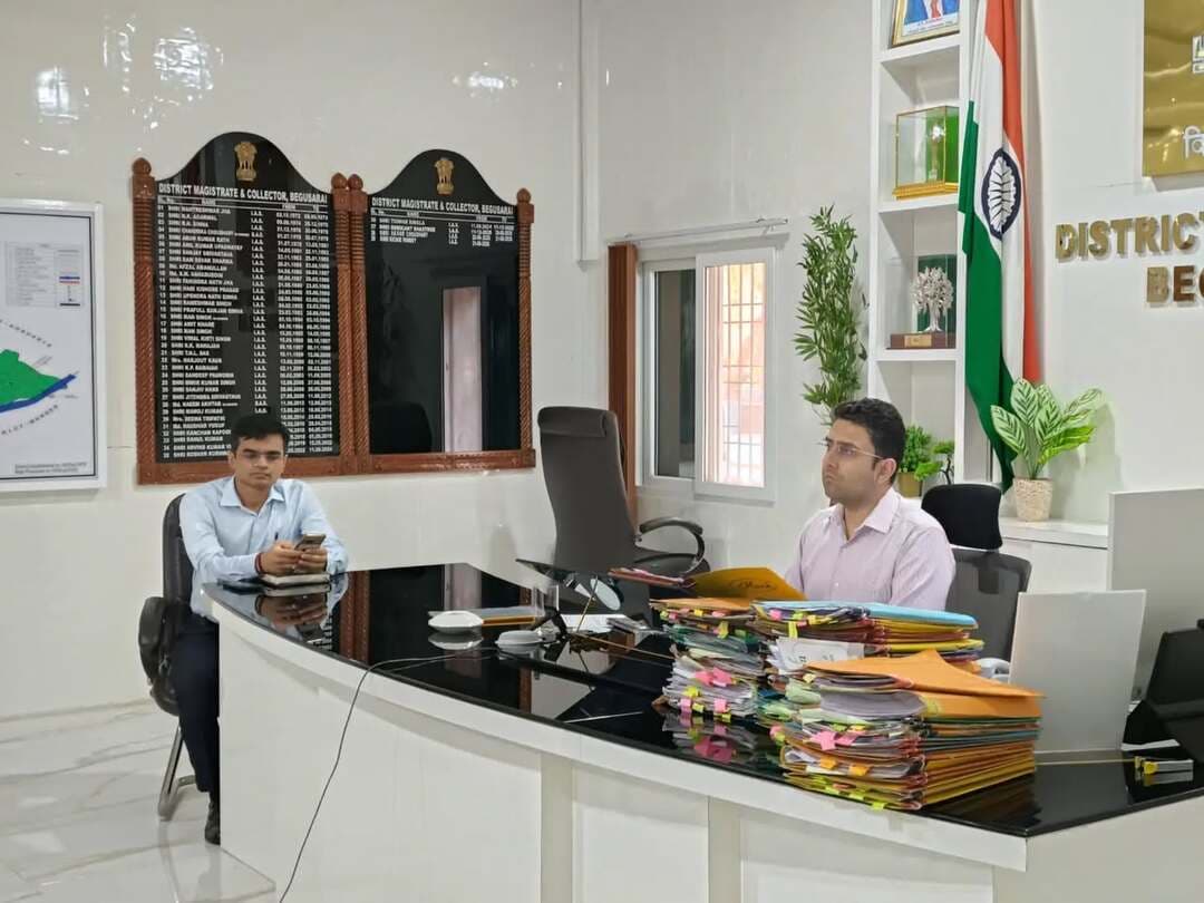 जिला पदाधिकारी, बेगूसराय श्री रिची पाण्डेय की अध्यक्षता में 23 अक्टूबर, 2026 को होने वाले दरभंगा स्नातक एवं शिक्षक निर्वाचन क्षेत्र के मतदान की तैयारियों की वीडियो कॉन्फ्रेंसिंग के माध्यम से समीक्षा की गई। उन्होंने सभी मतदान केंद्रों पर न्यूनतम आवश्यक सुविधाएं, स्वच्छ पेयजल एवं शौचालय सुनिश्चित करने तथा मतदान केंद्रों के भूतल पर होने का सत्यापन करने का निर्देश दिया।
IPRD Bihar
Chief Electoral Officer, Bihar
#begusarai