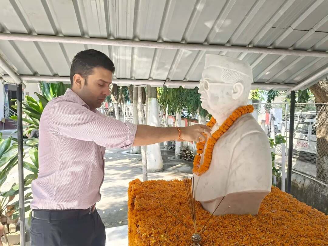 बिहार के प्रथम मुख्यमंत्री डॉ. श्रीकृष्ण सिंह की जयंती के अवसर पर इनडोर स्टेडियम, बेगूसराय में स्थापित उनकी प्रतिमा पर जिला पदाधिकारी श्री रिची पांडेय, पुलिस अधीक्षक श्री मनीष सहित अन्य पदाधिकारियों ने माल्यार्पण कर श्रद्धांजलि अर्पित की। इस अवसर पर उनके ऐतिहासिक योगदान, दूरदर्शी नेतृत्व एवं जनसेवा के प्रति समर्पण को याद करते हुए उनके आदर्शों को आत्मसात करने का संकल्प लिया गया।
IPRD Bihar
#begusarai