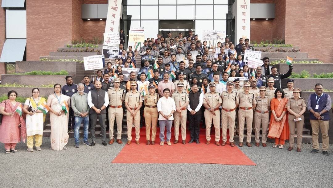 राष्ट्रीय एकता दिवस आणि सरदार वल्लभभाई पटेल यांच्या जयंतीनिमित्त आयोजित ‘नशामुक्त भारत – Fight Against Drugs’ राष्ट्रीय मोटारसायकल रॅलीचे आज पुण्यात उत्साहात स्वागत करण्यात आले.
अमली पदार्थांचे दुष्परिणाम रोखण्यासाठी आणि ‘नशामुक्त भारत, सशक्त भारत’ हा संदेश जनमानसात रुजवण्यासाठी दक्षिण भारतातून आलेले मोटारसायकलस्वारांचे पुणे शहरात आगमन झाले.
#NashaMuktBharat #NationalUnityDay #FightAgainstDrugs #Pune
