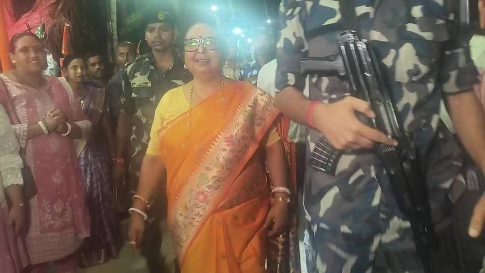 তুফানগঞ্জে বিসর্জনের ঘাট পরিদর্শনে পশ্চিমবঙ্গ সরকারের নারী ও শিশু কল্যাণ দপ্তরের মন্ত্রী মালতী রাভা রায়।