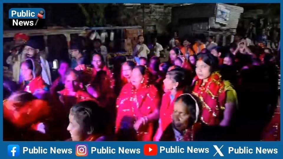 पठान टोली की महिलाओं ने मूर्ति विसर्जन कार्यक्रम को बनाया यादगार,मूर्ति के साथ सैकड़ो महिलाएं नाचते गाते पहुंची फजलगंज तालाब