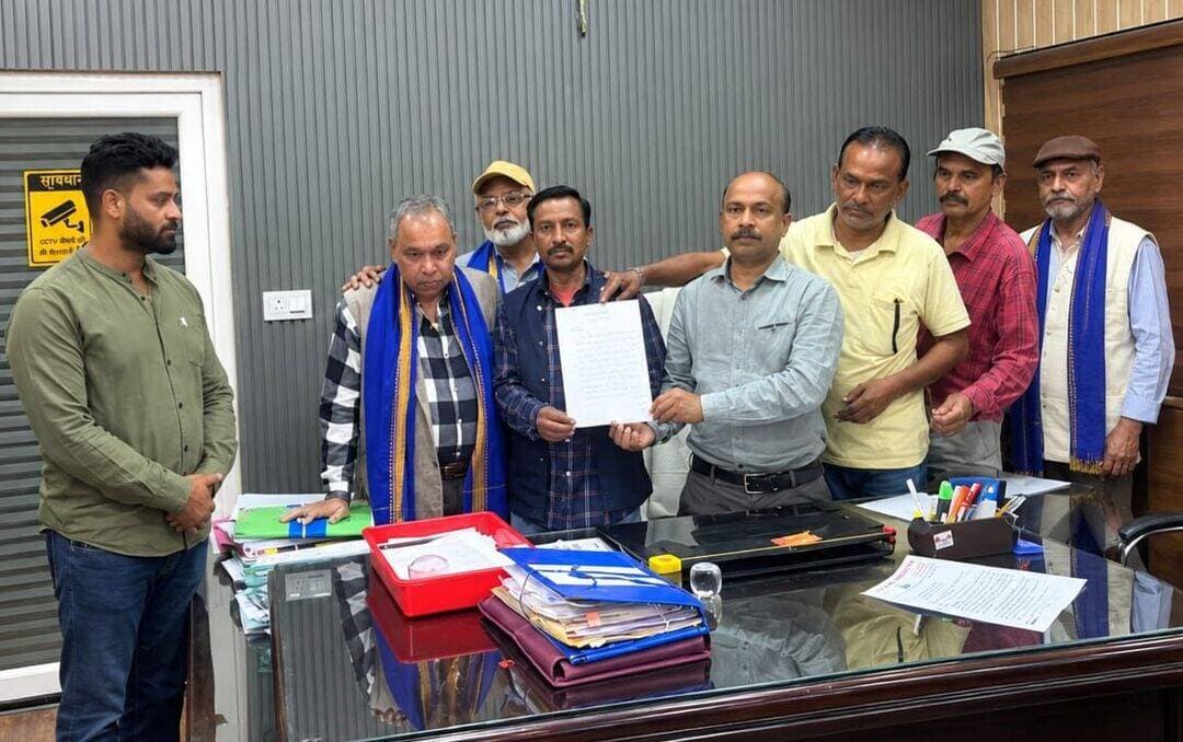 लोनिवि के अधिशासी अभियंता को ज्ञापन।
*हल्द्वानी में PWD दफ्तर पर हंगामा, बदहाल सड़कों को भीम आर्मी में उबाल
सड़कों के गड्ढे भरने के लिए 10 दिन का दिया समय
काम शुरू न होने पर तालाबंदी की चेतावनी, गड्ढों से हादसा हुआ तो करेंगे मुकदमा दर्ज।
पार्षद रोहित कुमार ने कहा कि मछली बाजार, बनभूलपुरा, इंद्रानगर, राजपुरा, दमुवाढूंगा, बरेली रोड, रामपुर रोड सहित कई क्षेत्रों की सड़कें पूरी तरह क्षतिग्रस्त हैं। जगह-जगह गहरे गड्ढे हैं, जिससे आए दिन हादसे हो रहे हैं।
रोहित कुमार ने कहा कि मुख्यमंत्री जी का स्पष्ट आदेश था कि 15 अक्टूबर तक पूरे उत्तराखंड की सड़कों का निर्माण पूरा किया जाए। लेकिन PWD विभाग मुख्यमंत्री के आदेशों का पालन नहीं कर रहा है। 15 अक्टूबर तक काम पूरा होना था, मगर 21 अक्टूबर तक काम शुरू तक नहीं हुआ, यह बेहद दुर्भाग्यपूर्ण है।
उन्होंने चेतावनी दी कि यदि 10 दिन के भीतर सड़क निर्माण कार्य शुरू नहीं किया गया तो संवैधानिक तरीके से PWD कार्यालय में तालाबंदी की जाएगी। अगर सड़कों के गड्ढों के कारण कोई दुर्घटना होती है तो PWD विभाग के खिलाफ FIR दर्ज कराई जाएगी।
भीम आर्मी जिलाध्यक्ष नफीस अहमद खान ने कहा कि विभाग कछुए की चाल से भी धीमा काम कर रहा है। अतिशीघ्र कार्य शुरू कर जल्द से जल्द समाप्त किया जाए, अन्यथा ठेकेदार और विभाग के खिलाफ उग्र आंदोलन किया जाएगा, जिसकी पूरी जिम्मेदारी PWD विभाग की होगी।
इस पर अधिशासी अभियंता ने 1 नवंबर से पहले सभी सड़कों का कार्य शुरू करने का आश्वासन दिया।
घेराव कार्यक्रम में पार्षद रोहित कुमार, भीम आर्मी जिलाध्यक्ष नफीस अहमद खान, प्रदेश महासचिव सिराज अहमद, जिला उपाध्यक्ष सखावत हुसैन, नगर महासचिव आफताब आलम, कुमाऊं मंडल महासचिव नवीन मूलनिवासी, विधानसभा अध्यक्ष अनवर अंसारी, सोनू कटयार सहित कई कार्यकर्ता मौजूद रहे। <nis:link nis:type=tag nis:id=bhimarmy nis:value=bhimarmy nis:enabled=true nis:link/> <nis:link nis:type=tag nis:id=haldwani nis:value=haldwani nis:enabled=true nis:link/> <nis:link nis:type=tag nis:id=nafeesahmad nis:value=nafeesahmad nis:enabled=true nis:link/> <nis:link nis:type=tag nis:id=rohitkumar nis:value=rohitkumar nis:enabled=true nis:link/> <nis:link nis:type=tag nis:id=roadsefty nis:value=roadsefty nis:enabled=true nis:link/>