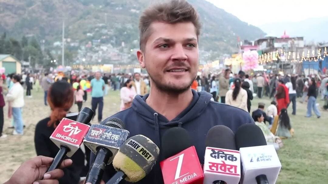 ढालपुर में अंतरराष्ट्रीय दशहरा उत्सव देखने पहुंचे विदेशी सैलानी
