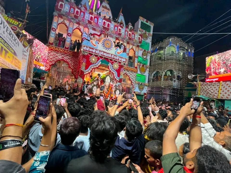 मुंगेर की बड़ी दुर्गा मां अपने मंदिर परिषद से उठ चुकी है