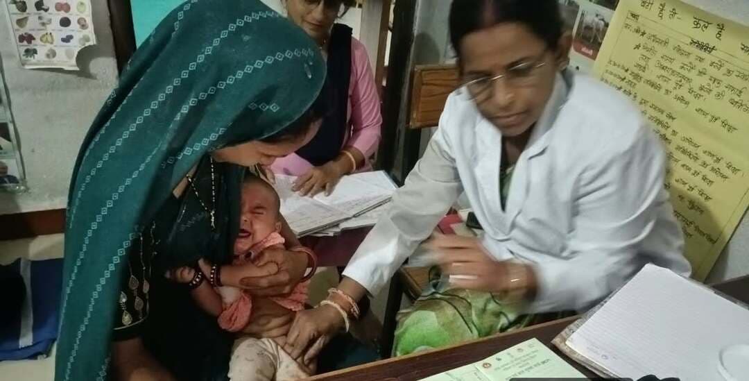 जिले में ग्राम स्वास्थ्य एवं पोषण दिवस सत्रों का आयोजन
जिले में ग्राम स्वास्थ्य एवं पोषण दिवस अंतर्गत यू-विन पोर्टल पर 32 सत्रों की योजना बनाई गई थी, जिनमें से 32 सत्र आयोजित किए गए। आयोजित सत्रों में स्वास्थ्य विभाग द्वारा बच्चों के टीकाकरण एवं गर्भवती महिलाओं की स्वास्थ्य जांच की गई।
मुख्य चिकित्सा एवं स्वास्थ्य अधिकारी डॉ. सुधीर कुमार डेहरिया के निर्देशन में ग्राम स्वास्थ्य एवं पोषण दिवस आयोजित सत्र में 0 से 1 वर्ष तक के 205 बच्चे, 1 वर्ष से अधिक आयु के 65 बच्चों का टीकाकरण किया गया। साथ ही 19 गर्भवती महिलाओं के स्वास्थ्य जांच की गई। डॉ. डहरिया ने स्वास्थ्य विभाग के मैदानी अमले को पात्र बच्चों का शत-प्रतिशत टीकाकरण सुनिश्चित करने तथा गर्भवती महिलाओं को आवश्यक स्वास्थ्य सेवाएं एवं परामर्श उपलब्ध कराने के निर्देश दिए।
#JansamparkMP #CMMadhyaPradesh #MadhyaPradesh #sehore