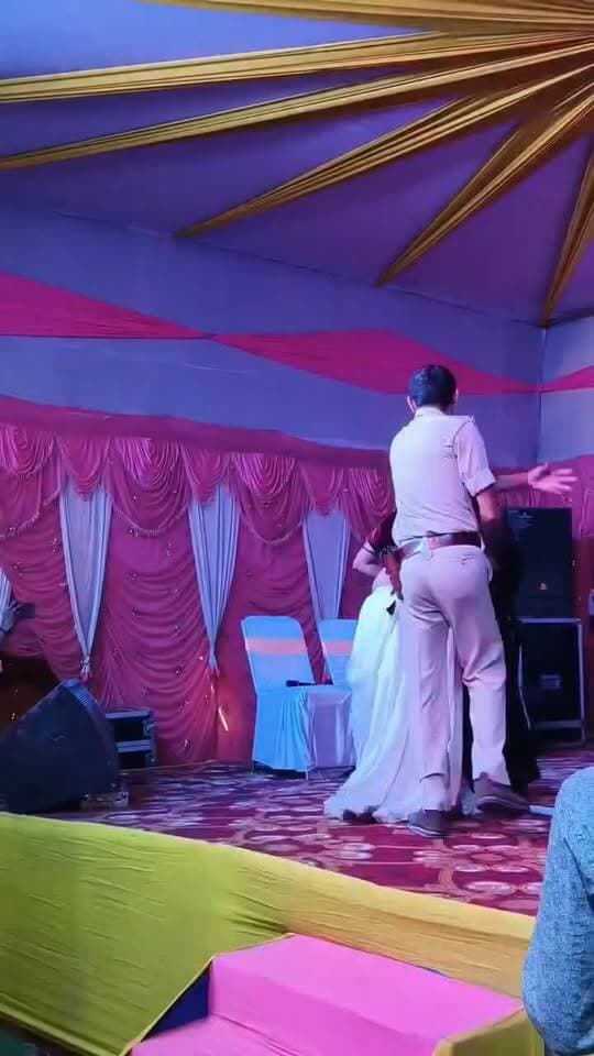 बेगूसराय के पान गाछी में देवी जागरण कार्यक्रम में डांस के दौरान पुलिस पदाधिकारी मंच पर पहुंच महिला डांसर पर उठाया हाथ, ग्रामीणों ने विरोध किया तो पुलिस पदाधिकारी ने हथियार निकाल कर गाली गलौज का धमकाने लगे, अब पूरे हो हंगामा का वीडियो वायरल हो रहा है। एसपी मनीष ने सदर डीएसपी प्रशांत कुमार के नेतृत्व में जांच के लिए टीम बनाई है