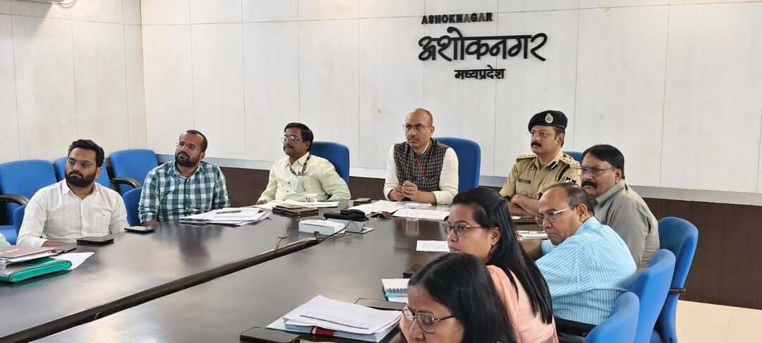 त्यौहारों/मेलों के दौरान कानून व्यवस्था के संबंध में मुख्यमंत्री ने ली वीडियों कांफ्रेस
--
आगामी त्यौहार एवं मेलों के दौरान कानून व्यवस्था भीड़ प्रंबधन,सुरक्षा,आपादा प्रबंधन से जुडे विषयों की समीक्षा हेतु मुख्यमंत्री डॉ. मोहन यादव ने बुधवार को वीडियों कांफ्रेस के माध्यम कलेक्टर/कमिश्नर,एसपी,आईजी की बैठक लेकर समीक्षा की। समीक्षा के दौरान के निर्देशित किया गया कि आगामी दीपावली त्यौहार को दृष्टिगत रखते हुए आतिशबाजी एवं फटाकों की दुकानों को व्यवस्थित रूप से लगवाये जाएं। विस्फोटक सामग्री अधिनियम के तहत आवश्यक कार्यवाही की जाएं। कार्बाइड गन को पूर्ण रूप से प्रतिबंधित करने के निर्देश दिये गए। त्यौहार को दौरान कानून व्यवस्था पर सतत निगरानी रखी जाएं। अघोषित विद्युत कटौती न हो इस पर विशेष ध्यान दिया जाएं। उन्होंने मुख्यमंत्री जनविश्वास अभियान के अंतर्गत प्राप्त शिकायतों के निराकरण की समीक्षा कर आवश्यक निर्देश दिये गए। स्वामित्व योजना की समीक्षा के दौरान अभिलेख निष्पादन एवं पंजीयन 2026 की प्रगति की समीक्षा की गई।
इस दौरान अल्प वर्षा की स्थिति,खाद्य पदार्थो में मिलावटी को रोकने के लिये संघन जांच किये जाने,मौसमी बिमारियों के संबंध में आवश्यक कार्यावाही एवं उपचार किये जाने,वर्षा के वाद निर्माण कार्यो में तेजी लाएं जाने,31 अक्टबर को सरदार वल्लभ भाई पटेल की जयंती मानये जाने,1 नवम्बर स्थापना दिवस का आयोजन किये जाने,गौपाल कृष्ण ग्राम पुरूस्कार योजनांतर्गत प्रतियोगिताएं आयोजित किये जाने,पराली न जलाये जाने के संबंध में विस्तार से समीक्षा कर आवश्यक निर्देश दिये गए।
मुख्यमंत्री ने कहा कि जन विश्वास शिविर में आकस्मिक रूप से किसी भी जिले में पहुंच कर शिविर में आवेदनों के निराकरण एवं शिविर आयोजन की समीक्षा करेंगे।
#ashoknagar