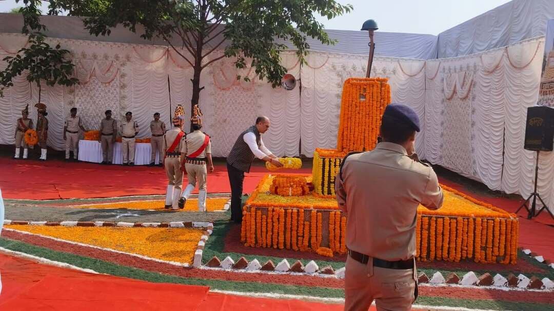 पुलिस लाइन में शहीदों कोअर्पित की श्रद्धांजलि
परेड द्वारा गार्ड ऑफ ऑनर देकर श्रद्धा सुमन किए अर्पित
--
पुलिस स्मृति दिवस के अवसर पर पुलिस लाइन अशोकनगर में बुधवार को पुलिस स्मृति दिवस पर शहीदों को श्रद्धांजलि कार्यक्रम आयोजित किया गया। इस अवसर पर जनप्रतिनिधि, अधिकारी सहित पुलिस जवान शामिल हुए। कार्यक्रम में कलेक्टर साकेत मालवीय ने अपने कर्तव्य पालन करते हुए जीवन का बलिदान देने वाले निष्ठावान एवं बहादुर पुलिस कर्मियों को पुलिस स्मृति दिवस के अवसर पर पुलिस लाईन अशोकनगर शहीद स्मारक पर श्रद्धा सुमन अर्पित करते हुए शहीद पुलिस कर्मियों को नमन किया। इस दौरान पुलिस अधीक्षक श्री राजीव कुमार मिश्रा ने शहीदों के बारे में वर्णन करते हुए साल भर में देश में जो जवान शहीद हुए हैं उनके नाम का वाचन किया।
कार्यक्रम में परेड के माध्यम से शहीद जवानों को गार्ड ऑफ ऑनर दिया गया। साथ ही प्रधान एवं जिला सत्र न्यायाधीश श्री सतीष चन्द्र शर्मा, अशोकनगर विधायक श्री हरी बाबू राय तथा उपिस्थत मजिस्ट्रेटों एवं अधिकारियों, कर्मचारी सहित पुलिस जवानों ने पुष्प अर्पित कर श्रद्धांजलि दी। इस अवसर पर जिले के जो जवान शहीद हुए हैं उनके परिजन भी मौजूद रहकर श्रद्धा सुमन अर्पित किए। इसके पश्चात मौजूद अधिकारियों ने जिले के जो जवान शहीद हुए हैं उनके परिजनों का फूल माला पहनकर एवं शॉल पहनाकर उनका सम्मान किया। साथ ही मौजूद अधिकारियों ने आर्म्स प्रदर्शनी का अवलोकन किया।
#ashoknagar