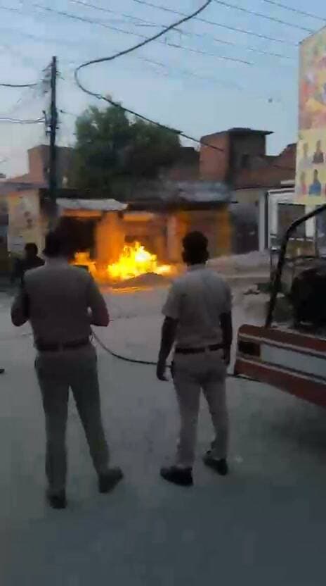 यमुनानगर नजदीक चिट्टा मंदिर गेंस की पाइप लाइन मे लगी आग मौके पर पुलिस व फायर ब्रिगेड, आग का भयावह रूप, मौके पर सिटी थाना इंचार्ज मनोज कुमार रामपुरा चौकी इंचार्ज मनोज कुमार मौके पर, भारी पुलिस बल, फायर ब्रिगेड ने आग पर पाया काबू.
#follower #highlight