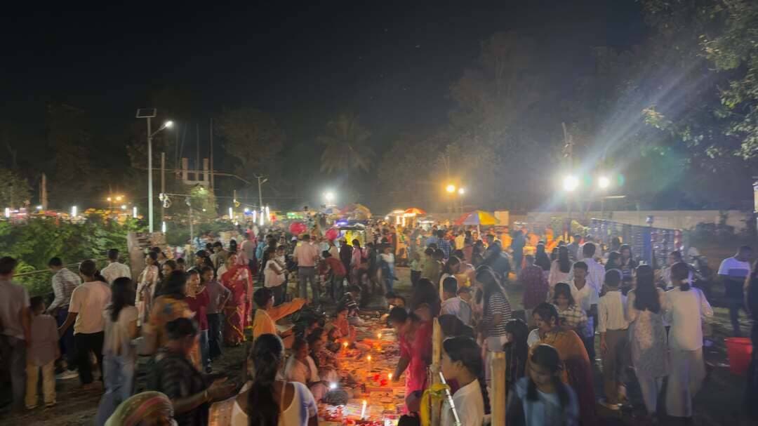 📍 কাৰ্নিভেল গ্ৰাউণ্ডত জনসমুদ্ৰ! 🎡🎉
কাৰ্নিভেল গ্ৰাউণ্ডত অনুষ্ঠিত হোৱা এই আকৰ্ষণীয় অনুষ্ঠানত বিভিন্ন প্ৰান্তৰ পৰা অহা লোকৰ ব্যাপক সমাগম পৰিলক্ষিত হৈছে। ✨
🎪 বিভিন্ন ব্যৱসায়িক প্ৰতিষ্ঠান, আকৰ্ষণীয় ষ্টল আৰু বিভিন্ন সামগ্ৰীৰ বিপণীৰে কাৰ্নিভেল গ্ৰাউণ্ডত সৃষ্টি হৈছে এক উৎসৱমুখৰ পৰিৱেশ। পৰিয়াল, বন্ধু-বান্ধৱী আৰু শিশুসকলৰ উপস্থিতিয়ে অনুষ্ঠানটোক অধিক আকৰ্ষণীয় কৰি তুলিছে।
👥 অনুষ্ঠানস্থলীত প্ৰায় ২,০০০ৰ পৰা ৩,০০০ৰো অধিক লোকৰ সমাগম হোৱা পৰিলক্ষিত হৈছে। মানুহৰ ব্যাপক উপস্থিতিয়ে কাৰ্নিভেলৰ প্ৰতি ৰাইজৰ উৎসাহ আৰু আগ্ৰহ স্পষ্ট কৰি তুলিছে।
🎉 আনন্দ, উৎসাহ আৰু ব্যস্ততাৰে মুখৰিত হৈ পৰিছে সমগ্ৰ কাৰ্নিভেল গ্ৰাউণ্ড!
📸 এই অনুষ্ঠানৰ কিছু বিশেষ মুহূৰ্ত আপোনালোকৰ বাবে…
#CarnivalGround #Assam #LocalNews #PublicGathering #bongaigaonlive