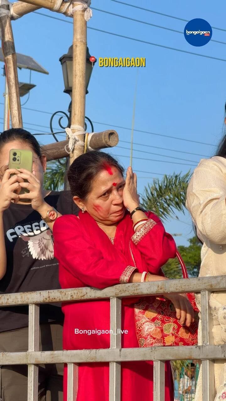 🥺❤️🌺
মা গুচি গ’লগৈ… কিন্তু এৰি থৈ গ’ল হাজাৰটা স্মৃতি। 🥹💔
ঢাকৰ মাত স্তব্ধ হ’ল, মণ্ডপ উকা হ’ল… কিন্তু মনটোৱে এতিয়াও মানি ল’ব পৰা নাই যে মা দুৰ্গা আকৌ এবছৰৰ বাবে বিদায় ল’লে। 😭🙏
আহিবছৰ আকৌ আহিবা মা… তোমালৈ অপেক্ষা কৰি ৰ’ম। 🥺❤️🔱
#BijoyaDashami #DurgaPuja #Visarjan #মাদুৰ্গা #bongaigaonlive