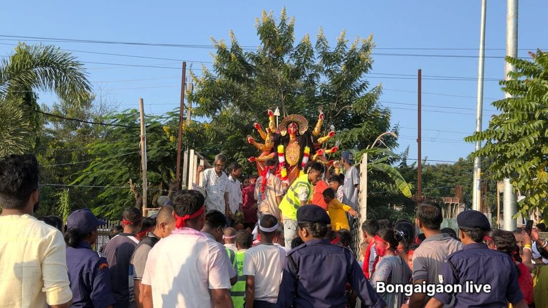 🥺❤️🌺
মা গুচি গ’লগৈ… কিন্তু এৰি থৈ গ’ল হাজাৰটা স্মৃতি। 🥹💔
ঢাকৰ মাত স্তব্ধ হ’ল, মণ্ডপ উকা হ’ল… কিন্তু মনটোৱে এতিয়াও মানি ল’ব পৰা নাই যে মা দুৰ্গা আকৌ এবছৰৰ বাবে বিদায় ল’লে। 😭🙏
আহিবছৰ আকৌ আহিবা মা… তোমালৈ অপেক্ষা কৰি ৰ’ম। 🥺❤️🔱
#BijoyaDashami #DurgaPuja #bongaigaonlive