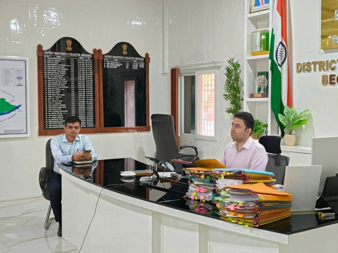 स्नातक-शिक्षक निर्वाचन को लेकर बेगूसराय प्रशासन अलर्ट, डीएम ने तैयारियों की समीक्षा की
23 अक्टूबर को होगा मतदान, केंद्रों पर मूलभूत सुविधाएं सुनिश्चित करने और दुर्गा प्रतिमा विसर्जन के दौरान विधि-व्यवस्था बनाए रखने का निर्देश
बेगूसराय, 21 अक्टूबर 2026। दरभंगा स्नातक एवं शिक्षक निर्वाचन क्षेत्र के लिए 23 अक्टूबर को होने वाले मतदान को लेकर बेगूसराय जिला प्रशासन ने तैयारियां तेज कर दी हैं। बुधवार को जिला पदाधिकारी रिची पांडेय की अध्यक्षता में समाहरणालय स्थित कार्यालय प्रकोष्ठ में वीडियो कॉन्फ्रेंसिंग के माध्यम से मतदान की तैयारियों की समीक्षा की गई। बैठक में मतदान केंद्रों पर आवश्यक सुविधाएं सुनिश्चित करने के साथ-साथ दुर्गा पूजा प्रतिमा विसर्जन के दौरान विधि-व्यवस्था बनाए रखने को लेकर भी आवश्यक निर्देश दिए गए।
बैठक में उप विकास आयुक्त आकाश चौधरी सहित जिला स्तरीय पदाधिकारी, सभी अनुमंडल पदाधिकारी, प्रखंड विकास पदाधिकारी, अंचल अधिकारी एवं प्रखंड पंचायती राज पदाधिकारी शामिल हुए।
मतदान केंद्रों पर सुविधाएं सुनिश्चित करने का निर्देश
समीक्षा बैठक के दौरान डीएम ने सभी संबंधित पदाधिकारियों को निर्देश दिया कि मतदान प्रक्रिया को सुचारू, व्यवस्थित और सुविधाजनक तरीके से संपन्न कराने के लिए सभी मतदान केंद्रों पर न्यूनतम आवश्यक सुविधाएं (एएमएफ) समय पर उपलब्ध कराई जाएं। उन्होंने मतदान केंद्रों के भूतल यानी ग्राउंड फ्लोर पर स्थित होने की व्यवस्था का सत्यापन करने का निर्देश दिया। किसी केंद्र पर इस संबंध में समस्या होने पर तत्काल जानकारी उपलब्ध कराने को कहा, ताकि समय रहते उसका समाधान किया जा सके।
डीएम ने सभी मतदान केंद्रों पर स्वच्छ पेयजल, साफ-सुथरे शौचालय और अन्य जरूरी सुविधाओं की उपलब्धता सुनिश्चित करने पर विशेष जोर दिया। उन्होंने स्पष्ट किया कि मतदाताओं और मतदान कर्मियों की सुविधा को ध्यान में रखते हुए सभी तैयारियां निर्धारित समय-सीमा के भीतर पूरी की जाएं। इसमें किसी भी प्रकार की लापरवाही बर्दाश्त नहीं की जाएगी।
प्रतिमा विसर्जन को लेकर भी सतर्कता
23 अक्टूबर को मतदान के साथ दुर्गा पूजा की प्रतिमाओं का विसर्जन भी संभावित है। इसे देखते हुए डीएम ने सभी अनुमंडल पदाधिकारियों एवं प्रखंड विकास पदाधिकारियों को अपने-अपने क्षेत्रों के संवेदनशील स्थलों को चिह्नित कर आवश्यक तैयारियां सुनिश्चित करने का निर्देश दिया।
उन्होंने संबंधित पूजा समितियों के साथ समन्वय स्थापित करने और प्रतिमा विसर्जन के दौरान विधि-व्यवस्था सहित अन्य जरूरी इंतजाम पहले से पूरा करने को कहा, ताकि मतदान और विसर्जन की गतिविधियां शांतिपूर्ण एवं व्यवस्थित ढंग से संपन्न हो सकें।
22 अक्टूबर को मतदान सामग्री का होगा वितरण
डीएम ने बताया कि 22 अक्टूबर को प्रेक्षागृह में मतदान दलों के बीच मतदान से संबंधित आवश्यक सामग्रियों का वितरण किया जाएगा। इसी दौरान मतदान कर्मियों की ब्रीफिंग भी होगी। उन्होंने संबंधित अधिकारियों को सामग्री वितरण और ब्रीफिंग की सभी तैयारियां समय पर पूरी करने का निर्देश दिया, ताकि मतदान दलों को किसी प्रकार की असुविधा न हो और वे निर्धारित समय पर अपने-अपने मतदान केंद्रों के लिए रवाना हो सकें।
अंत में डीएम ने सभी संबंधित पदाधिकारियों को आपसी समन्वय के साथ कार्य करने, मतदान की तैयारियां समयबद्ध तरीके से पूरी करने और सभी व्यवस्थाओं की लगातार निगरानी सुनिश्चित करने का निर्देश दिया।