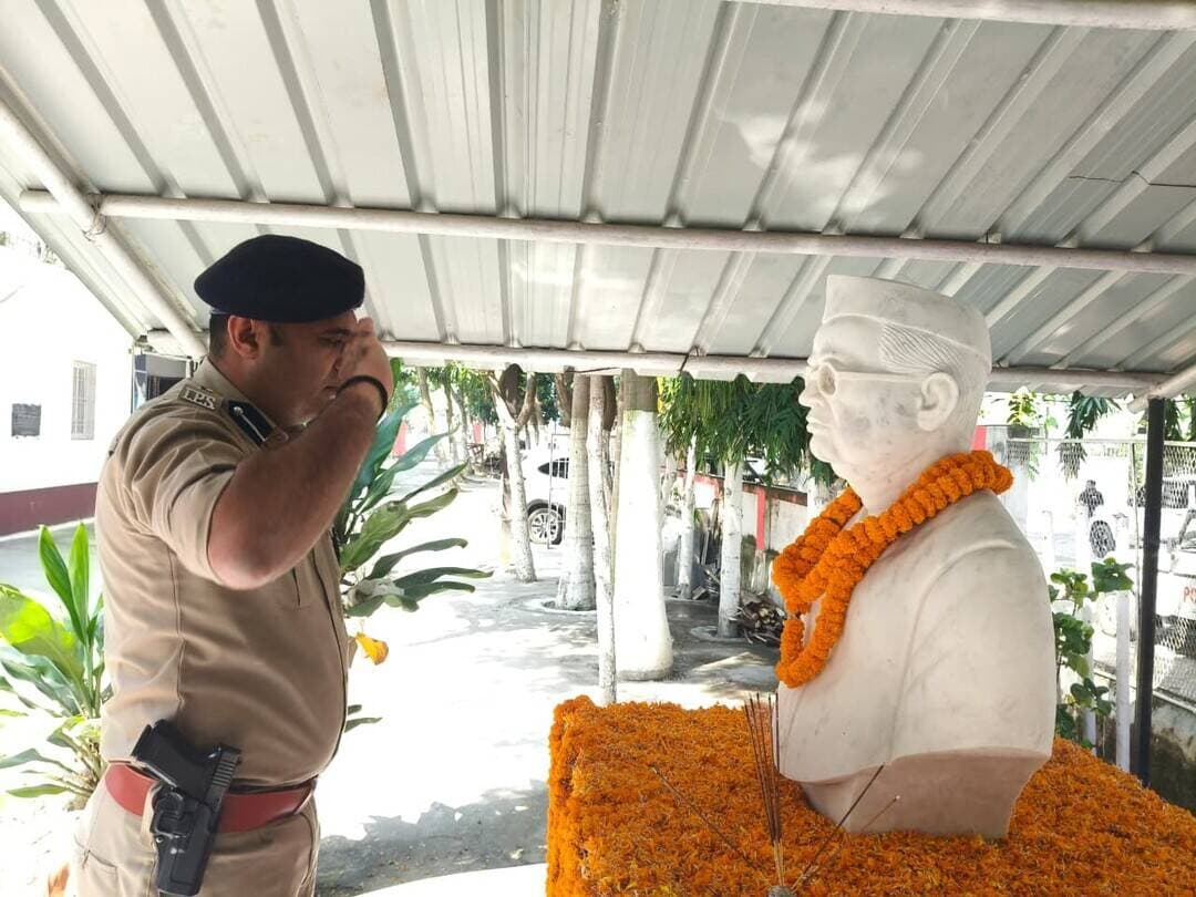 बेगूसराय में डॉ. श्रीकृष्ण सिंह की जयंती पर अधिकारियों ने अर्पित की श्रद्धांजलि
इनडोर स्टेडियम में स्थापित प्रतिमा पर किया माल्यार्पण, बिहार के विकास में उनके योगदान को किया याद
बेगूसराय, 21 अक्टूबर 2026। बिहार के प्रथम मुख्यमंत्री एवं बिहार केसरी डॉ. श्रीकृष्ण सिंह की जयंती के अवसर पर बुधवार को बेगूसराय के इनडोर स्टेडियम में स्थापित उनकी प्रतिमा पर माल्यार्पण कर श्रद्धांजलि अर्पित की गई। इस दौरान जिला प्रशासन के अधिकारियों ने उन्हें नमन करते हुए बिहार के विकास, सामाजिक उत्थान और जनकल्याण के क्षेत्र में उनके ऐतिहासिक योगदान को याद किया।
कार्यक्रम में जिला पदाधिकारी रिची पांडेय और पुलिस अधीक्षक मनीष सहित अन्य जिला स्तरीय पदाधिकारियों ने डॉ. श्रीकृष्ण सिंह की प्रतिमा पर पुष्प अर्पित कर श्रद्धांजलि दी।
इस अवसर पर जिला पदाधिकारी ने डॉ. श्रीकृष्ण सिंह के आदर्शों, जनसेवा के प्रति समर्पण और बिहार के सर्वांगीण विकास के लिए किए गए उनके प्रयासों को याद किया। उन्होंने कहा कि डॉ. श्रीकृष्ण सिंह का जीवन सार्वजनिक सेवा, दूरदर्शी नेतृत्व और जनहित के प्रति प्रतिबद्धता की प्रेरणा देता है। उनके योगदान का स्मरण नई पीढ़ी को राज्य के विकास, सामाजिक सद्भाव और जनकल्याण के प्रति अपनी जिम्मेदारियों को समझने की प्रेरणा देता है।
कार्यक्रम में उप विकास आयुक्त आकाश चौधरी, नगर आयुक्त सोमेश बहादुर माथुर, अपर समाहर्ता बृज किशोर चौधरी, अपर समाहर्ता (विभागीय जांच) महेश्वर प्रसाद सिंह, बेगूसराय के अनुमंडल पदाधिकारी अश्विनी कुमार सहित अन्य पदाधिकारी उपस्थित थे। सभी ने प्रतिमा पर माल्यार्पण कर बिहार केसरी डॉ. श्रीकृष्ण सिंह को श्रद्धासुमन अर्पित किए।