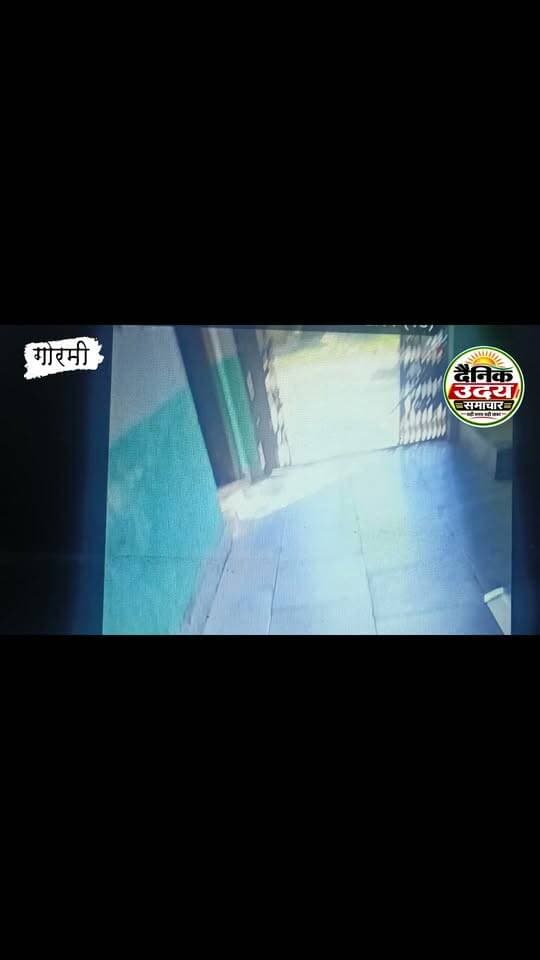 *गोरमी तहसील में बड़ा गड़बड़ घोटाला, प्राइवेट लड़के बिठाकर हो रहा काम*
*ऐसे लड़के ऑपरेटर के तौर पर कर रहे काम जिनका तहसील कार्यालय में नहीं है नामोनिशान*
*भिण्ड /दैनिक उदय समाचार*
गोरमी - मामला भिंड जिले के अंतर्गत आने वाले गोरमी तहसील का है, जहां प्राइवेट लड़के बैठकर कर रहे हैं सरकारी कामकाज, हम आपको बता दें कि यहां कंप्यूटर ऑपरेटर पर बैठने वाले कुछ रीडर ऐसे हैं जिनका नामोनिशान गोरमी तहसील कार्यालय के रजिस्टर पंजी में दर्ज नहीं है, जबकि लगातार वह तहसील कार्यालय में बैठकर ऑपरेटर के रूप में कार्य कर रहे हैं, और लगातार आने जाने वालों से अवैध रूप से वसूली का धंधा जोर-जोर से हो रहा है, जानकारी के अनुसार यह ऑपरेटर कहां से आए हैं इस संबंध में कोई भी सटीक जानकारी देने को तैयार नहीं, सबसे सोचने वाली बात यह है की तहसील जैसे कार्यालय में इन बाहरी लोगों का बैठकर ऑपरेटर के तौर पर काम करना क्या तहसील की गोपनीयता को भंग नहीं करता है क्या उसकी मर्यादा को भंग करने का काम नहीं है, पर कोई कहने वाला नहीं है लगातार यह ऑपरेटर अपने काम को अंजाम दे रहे हैं हम यह नहीं कह सकते कि इन ऑपरेटर को रखने वाले महाशय तहसील के उच्च अधिकारी या किसी नेता या मंत्री का हाथ है, पर हम इतना जरूर बता रहे हैं कि इसमें जोर-जोर से यह कारोबार चल रहा है जहां ऑपरेटर प्राइवेट तौर पर रखे गए हैं और सरकारी कामकाज को अंजाम दिया है जो ईडब्ल्यूएस से लेकर के हर उसे जरूरी दस्तावेज को पास करने के एवज में हजारों की वसूली कर रहे हैं, Collector Office Bhind CM Madhya Pradesh PRO Bhind OPS Bhadoria Dus Live Journalist Mukesh Bhadoria Bhind Breaking News