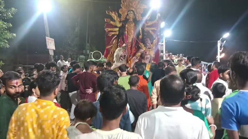 তুফানগঞ্জ মদনমোহন বাড়ির ঘাটে সম্পূর্ণ হচ্ছে বিসর্জন