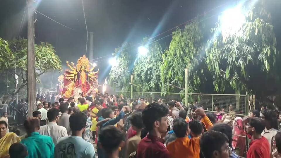 তুফানগঞ্জ মদনমোহন বাড়ির ঘাটে সম্পূর্ণ হচ্ছে বিসর্জন