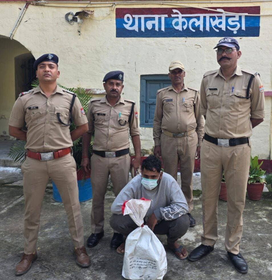 ऑपरेशन प्रहार: केलाखेड़ा पुलिस की बड़ी कार्रवाई, 60 किलो गोमांस के साथ एक गिरफ्तार
गोवंश स्क्वाड कुमाऊं और केलाखेड़ा पुलिस की संयुक्त कार्रवाई; कुल्हाड़ी, छुरी और लकड़ी का गुटका भी बरामद
केलाखेड़ा/ऊधम सिंह नगर।
ऊधम सिंह नगर जनपद में चलाए जा रहे ऑपरेशन प्रहार अभियान के तहत थाना केलाखेड़ा पुलिस और गोवंश स्क्वाड टीम कुमाऊं को बड़ी सफलता मिली है। पुलिस ने 60 किलोग्राम गोमांस तथा काटने में इस्तेमाल होने वाले उपकरणों के साथ एक आरोपी को गिरफ्तार किया है।
पुलिस की ओर से जारी प्रेस नोट के अनुसार, गिरफ्तार आरोपी की पहचान फईम पुत्र हाफिज, निवासी वार्ड नंबर 08, रत्नामड़ैया, थाना केलाखेड़ा, उम्र 30 वर्ष के रूप में हुई है। पुलिस ने आरोपी के कब्जे से 60 किलोग्राम गोमांस, एक कुल्हाड़ी, एक छुरी और एक लकड़ी का गुटका बरामद किया है।
न्यायालय में पेश कर भेजा जेल
पुलिस के मुताबिक, आरोपी के खिलाफ आवश्यक वैधानिक कार्रवाई की गई। इसके बाद उसे माननीय न्यायालय के समक्ष पेश किया गया, जहां से उसे न्यायिक हिरासत में हल्द्वानी जेल भेज दिया गया।
आपराधिक इतिहास की जांच जारी
प्रेस नोट के अनुसार, पूछताछ के दौरान आरोपी ने अपने विरुद्ध पूर्व में तीन से चार मुकदमे दर्ज होने की जानकारी दी है। पुलिस द्वारा जनपद पुलिस रिकॉर्ड, डीसीआरबी और एससीआरबी के माध्यम से उसके आपराधिक इतिहास का सत्यापन कराया जा रहा है।
कार्रवाई करने वाली पुलिस टीम
थानाध्यक्ष मनीष खत्री के नेतृत्व में की गई कार्रवाई में उपनिरीक्षक हरीश महर, हेड कांस्टेबल फरीद और हेड कांस्टेबल शंकर बिष्ट शामिल रहे। वहीं, गोवंश स्क्वाड कुमाऊं की ओर से उपनिरीक्षक पंकज बेलवाल (प्रभारी), कांस्टेबल संजीव कुमार और राजेश गिरी ने कार्रवाई में भाग लिया।
रिपोर्टर — रक्षपाल सिंह
R News Uttarakhand — आपकी आवाज़, आपकी खबर