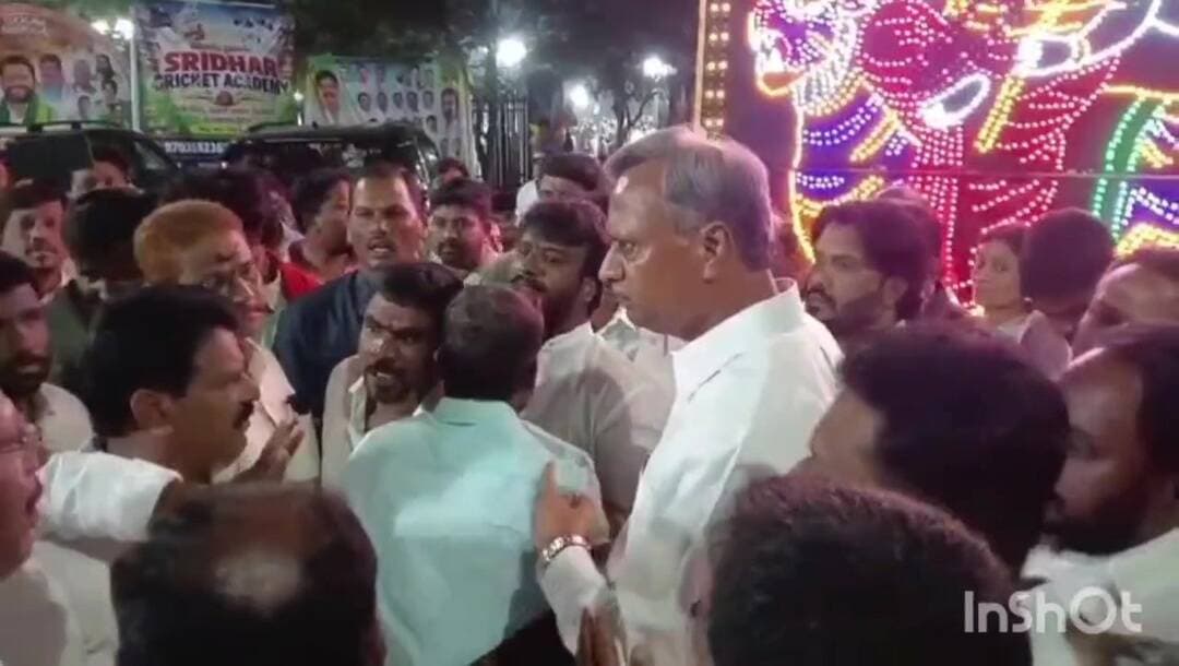 జనగాం: జనగామలో దసరా వేడుకల వద్ద రాజకీయ రగడ: కాంగ్రెస్, బీఆర్ఎస్ వర్గాల మధ్య ఘర్షణ