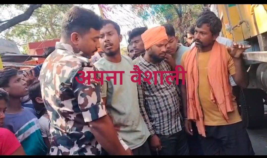 हाजीपुर महनार मुख्य सड़क के बिलट चौक के समीप ट्रक से कुचलकर महिला की मौत:घटना से नाराज लोगों ने सड़क किया जाम