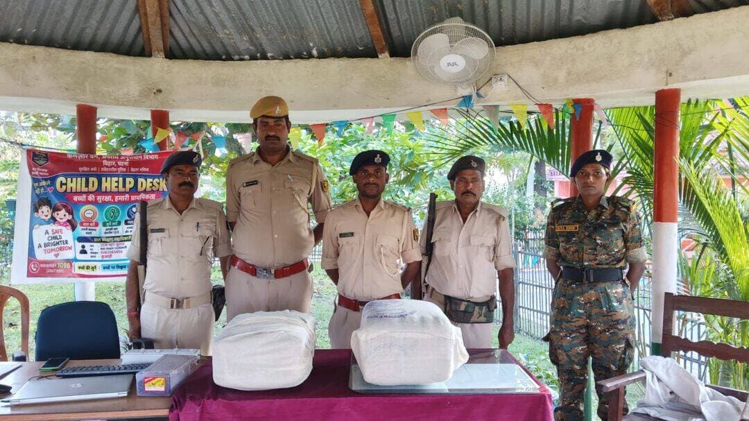 कुआरी पुलिस की बड़ी कार्रवाई, मेघा बॉर्डर पर 23.73 किलो गांजा बरामद; दो संदिग्ध नेपाल सीमा में फरार
अररिया। अररिया जिले के कुआरी थाना अंतर्गत मेघा बॉर्डर के पास बकरा नदी के किनारे गश्ती के दौरान पुलिस ने 23.73 किलोग्राम गांजा बरामद किया है। पुलिस की गश्ती गाड़ी को देखकर कंधे पर बोरा लेकर जा रहे दो व्यक्ति बोरा फेंककर नेपाल सीमा में प्रवेश कर गए और फरार हो गए।
जानकारी के अनुसार, गश्ती दल जब बकरा नदी के किनारे मेघा बॉर्डर क्षेत्र में निगरानी कर रहा था, तभी दो संदिग्ध व्यक्ति अपने कंधे पर बोरा लेकर जाते दिखाई दिए। पुलिस की गाड़ी को देखते ही दोनों बोरा फेंककर नेपाल सीमा की ओर भाग निकले।
इसके बाद गश्ती दल ने मौके पर फेंके गए बोरे की तलाशी ली। जांच के दौरान बोरे से कुल 23.73 किलोग्राम गांजा बरामद हुआ। पुलिस ने गांजा जब्त कर लिया है। मामले में फरार दोनों व्यक्तियों की पहचान और उनकी गिरफ्तारी को लेकर आगे की कार्रवाई की जा सकती है।
सीमावर्ती क्षेत्र में गांजे की इतनी मात्रा बरामद होने के बाद तस्करी की आशंका जताई जा रही है। हालांकि, गांजे की तस्करी से जुड़े पूरे मामले की पुष्टि पुलिस की जांच के बाद ही हो सकेगी।
<nis:link nis:type=tag nis:id=ararianews nis:value=ArariaNews nis:enabled=true nis:link/> <nis:link nis:type=tag nis:id=kuaaripolice nis:value=KuaariPolice nis:enabled=true nis:link/> <nis:link nis:type=tag nis:id=ganjaseized nis:value=GanjaSeized nis:enabled=true nis:link/> <nis:link nis:type=tag nis:id=biharnews nis:value=BiharNews nis:enabled=true nis:link/> <nis:link nis:type=tag nis:id=meghaborder nis:value=MeghaBorder nis:enabled=true nis:link/> <nis:link nis:type=tag nis:id=biharpolice nis:value=BiharPolice nis:enabled=true nis:link/> <nis:link nis:type=tag nis:id=nepalborder nis:value=NepalBorder nis:enabled=true nis:link/> <nis:link nis:type=tag nis:id=breakingnews nis:value=BreakingNews nis:enabled=true nis:link/>
<nis:link nis:type=tag nis:id=ararianews nis:value=ArariaNews nis:enabled=true nis:link/> <nis:link nis:type=tag nis:id=kuarithana nis:value=KuarIThana nis:enabled=true nis:link/> <nis:link nis:type=tag nis:id=ganjaseized nis:value=GanjaSeized nis:enabled=true nis:link/> <nis:link nis:type=tag nis:id=biharpolice nis:value=BiharPolice nis:enabled=true nis:link/> <nis:link nis:type=tag nis:id=meghaborder nis:value=MeghaBorder nis:enabled=true nis:link/> <nis:link nis:type=tag nis:id=biharnews nis:value=BiharNews nis:enabled=true nis:link/> <nis:link nis:type=tag nis:id=nepalborder nis:value=NepalBorder nis:enabled=true nis:link/> <nis:link nis:type=tag nis:id=breakingnews nis:value=BreakingNews nis:enabled=true nis:link/>