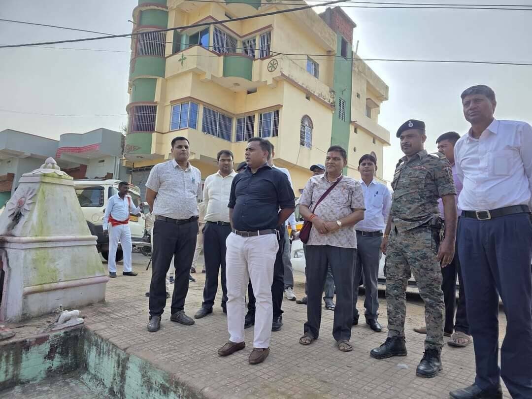 दुर्गापूजा के अवसर पर प्रतिमा विसर्जन के दौरान श्रद्धालुओं की सुरक्षा एवं आवश्यक सुविधाओं को सुनिश्चित करने के उद्देश्य से 21 अक्टूबर 2026 को जिला पदाधिकारी श्री शेखर आनंद ने बरबीघा प्रखंड अंतर्गत गांधी सरोवर तालाब का निरीक्षण किया। निरीक्षण के दौरान उन्होंने प्रतिमा विसर्जन को लेकर की जाने वाली तैयारियों का जायजा लिया तथा संबंधित पदाधिकारियों को आवश्यक दिशा-निर्देश दिए।
Information & Public Relations Department, Government of Bihar
District Administration Sheikhpura
CMO Bihar
Samrat Choudhary
#samratchoudhary
#CMSamrat
