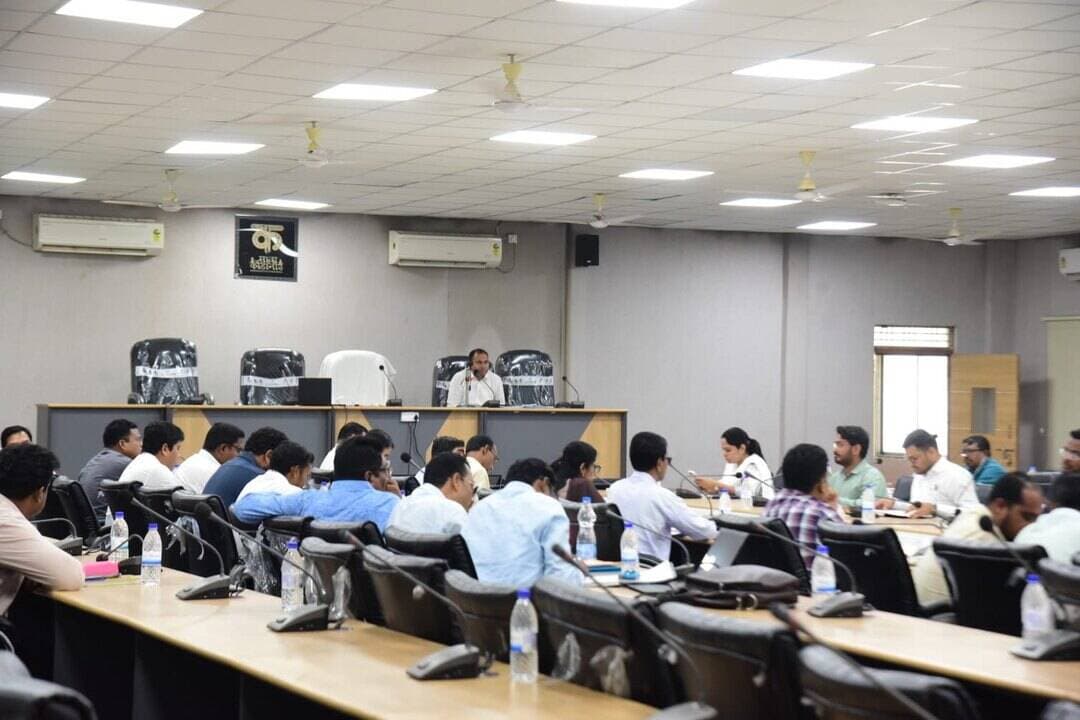 कोण्डागांव में राज्योत्सव 2026 की थीम ‘सशक्त नारी, युवा उड़ान’ होगी। जिला पंचायत CEO श्री अविनाश भोई ने समय-सीमा बैठक में विभागीय प्रदर्शनियों, शासकीय भवनों में रोशनी और आयोजन की तैयारियां समय पर पूरी करने के निर्देश दिए। साथ ही सीएम हेल्पलाइन के लंबित प्रकरणों का समय-सीमा में निराकरण करने पर जोर दिया।
#Kondagaon #राज्योत्सव2026 #सुशासन #जनसेवा