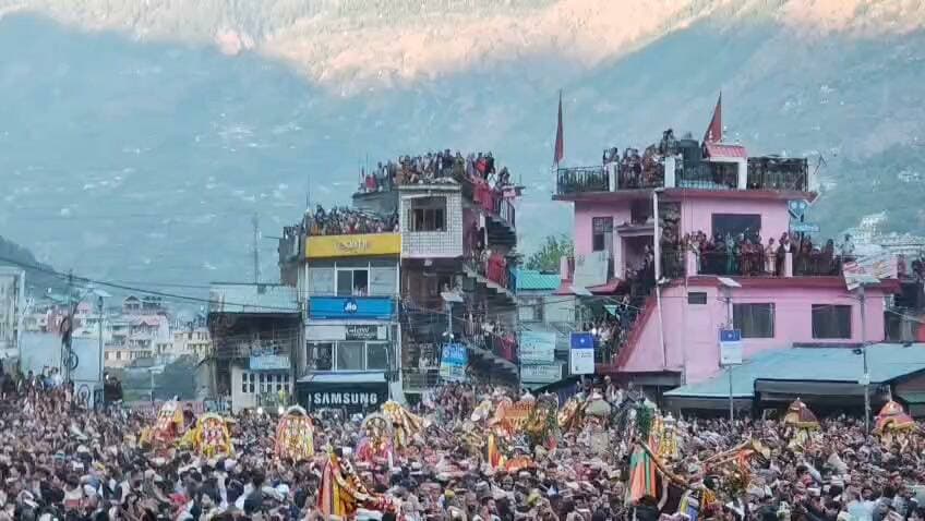 भगवान रघुनाथ की भव्य रथ यात्रा के साथ अंतरराष्ट्रीय कुल्लू दशहरा का शुभारंभ