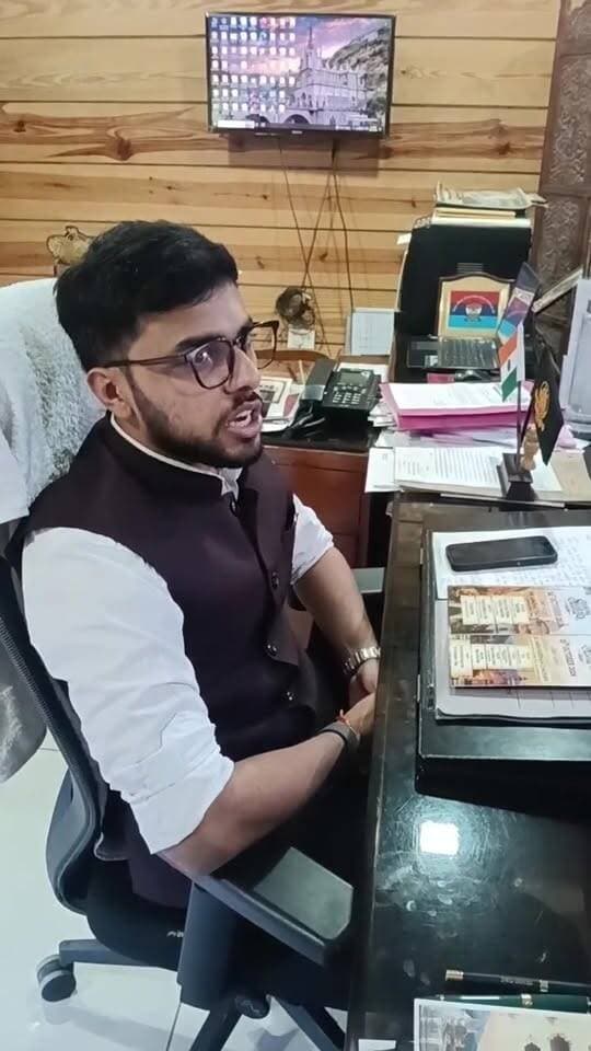 यमुना शरद महोत्सव की जानकारी देते एसडीएम द्विज गोयल