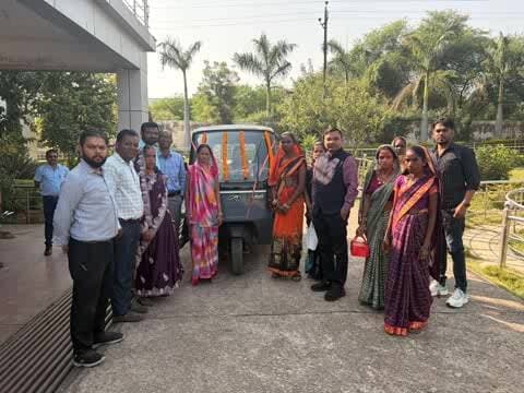सूरजपुर: सरस्वती महिला स्व-सहायता समूह को मिला ई-रिक्शा, आर्थिक सशक्तिकरण का नया मौका