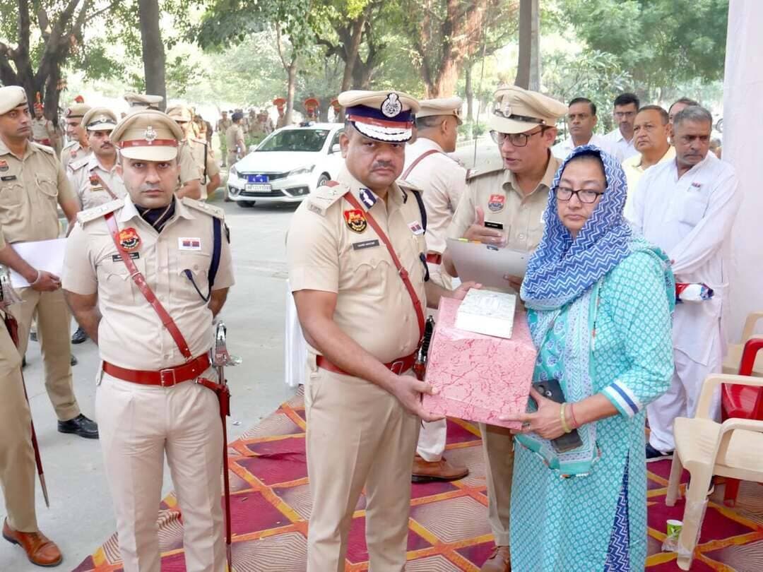 प्रेस विज्ञप्ति दिनांक 21.10.2026 जिला रोहतक
पुलिस स्मृति दिवस के अवसर पर अमर शहीदों को दी गई श्रृद्धांजलि
शहीद जवानों के परिवारों को किया गया सम्मानित
जवानों की शहादत को कभी भुलाया नही जा सकता- आईजी हामिद अख्तर
शहीदों से प्रेरणा लेकर ईमानदारी व सच्ची निष्ठा से अपनी ड्यूटी करें - एसपी गौरव राजपुरोहित
रोहतक पुलिस द्वारा आज सुबह 8 बजे पुलिस लाईन में पुलिस स्मृति दिवस के अवसर पर शहीद पुलिसकर्मियों की याद में श्रद्धांजलि समारोह का आयोजन किया गया। इस अवसर पर पुलिस महानिरिक्षक रोहतक रेंज, रोहतक, हामिद अख्तर ने मुख्य अतिथि के रूप में शिरकत की है। पुलिस स्मृति दिवस समारोह की अध्यक्षता पुलिस अधीक्षक श्री गौरव राजपुरोहित द्वारा की गई। इस अवसर पर सहायक पुलिस अधीक्षक वैशाख बागी, उप पुलिस अधीक्षक मुख्यालय राजेश कुमार लोहान, उप पुलिस अधीक्षक सापलां राकेश मलिक, उप पुलिस अधीक्षक महिला विरुद्ध अपराध दलीप सिंह, उप पुलिस अधीक्षक महम तनुज शर्मा व अन्य राजपत्रित अधिकारी विशेष रूप से उपस्थित रहे है। मंच का संचालन उप पुलिस अधीक्षक महम तनुज शर्मा द्वारा किया गया है। इस अवसर पर जिला पुलिस में तैनात सभी पुलिस अधिकारी, सेवानिवृत्त पुलिस अधिकारी व शहीदों के परिजनों ने पुष्प अर्पित कर शहीद हुए पुलिस जवानों को श्रद्धांजलि दी है।
पुलिस स्मृति दिवस के अवसर पर बतौर मुख्य अतिथि पुलिस महानिरिक्षक रोहतक रेंज रोहतक हामिद अख्तर ने शहीद हुए पुलिस जवानों को श्रद्धांजलि अर्पित किए। उन्होनें शहीद जवानों के परिजनों से मुलाकात की तथा उनकों सम्मानित किया। उन्होने ने बताया कि पुलिस जवान जिन्होंने अपने कर्तव्य को निभाते हुए अपने प्राणों की आहुति दी है उनकी याद में पुलिस स्मृति दिवस मनाया जाता है। इस दिन पूरे भारतवर्ष में कार्यक्रम होते है। जवानो की शहादत को याद किया जाता है। देश सेवा, समाज सेवा करने का संकल्प लिया जाता है। जिन वीर जवानों ने अपने प्राणों की आहुति देकर देश सेवा की है उनके बताए हुए मार्ग पर चलते हुए देश सेवा व समाज सेवा करने का प्रण लिया जाता है। पुलिसकर्मी अपनी जान को जोखिम में डालकर आमजन की रक्षा करने का काम करते है। पुलिस जवान बिना थके बिना रुके 24 घण्टे समाज के लिए कार्य करते है। अपनी जान की परवाह ना करते हुए हमेशा अपनी ड्यूटी पर तत्पर रहता है। जवानों की शहादत को कभी भुलाया नही जा सकता। हमें शहीदों से प्रेरणा लेकर अपना कार्य ईमानदारी व सच्ची निष्ठा से करना चाहिए।
पुलिस स्मृति दिवस कार्यक्रम में शहीद पुलिसकर्मियों के प्रति श्रृद्धांजलि अर्पित करते हुए पुलिस अधीक्षक श्री गौरव राजपुरोहित ने बताया कि आज के दिन वर्ष 1959 में लद्दाख में स्थित हाटस्प्रिंग नामक स्थान में तैनात भारतीय पुलिस कर्मियों की एक टुकड़ी पर चीनी सैनिकों ने अचानक हमला कर दिया था। हमले से अपनी पुलिस पोस्ट की सुरक्षा करते हुए वीर पुलिस जवानों ने अपने प्राणों की आहुति देकर शौर्य की परम्परा व गाथा को कायम रखा है। इसीलिए उन महान शहीदों की स्मृति में और उनका अनुसरण करने वाले सभी पुलिस बलों के शहीदों के सम्मान में प्रत्येक वर्ष 21 अक्टूबर को पुलिस स्मृति दिवस का आयोजन किया जाता है। प्रत्येक वर्ष भारत के अलग-2 राज्यो से जवानों का चयन किया जाता है। चयनित जवानों का दल हॉट स्प्रिंग पर जाकर वीर जवानों को सलामी व श्रद्धांजलि देता है।
मंच का संचालन करते हुए उप पुलिस अधीक्षक महम तनुज शर्मा ने सम्बोधित करते हुए कहा कि रोहतक पुलिस में तैनात रहते हुए असामाजिक/अपराधिक तत्वों से लड़ते हुए अपने प्राणों की कुर्बानी देकर पुलिस विभाग का नाम रोशन करने वाले पुलिस कर्मियों का याद किया। निरीक्षक विजेन्द्र सिंह, स.उप.नि. जगदीश चन्द्र, स.उप.नि. नरेन्द्र सिंह, ईएचसी रामकिशन, सिपाही महावीर, मुख्य सिपाही राजसिंह व सिपाही राज सिंह की एक के बाद एक शौर्य गाथा का शब्दों में वर्णन किया। उपरोक्त सभी पुलिस कर्मियों ने अपनी जान की परवाह न करते हुए अपने फर्ज को बखूबी निभाया है। उनके द्वारा दी गयी यह कुर्बानी कभी भुलाई नही जा सकती। पूरे भारतवर्ष में दिनांक 01.09.2025 से 31.08.2026 तक शहीद हुए 154 पुलिस जवानों की शहादत को याद करते हुए श्रद्धांजलि दी गई। इस अवधि के दौरान आंध्र प्रदेश पुलिस का 01, अरुणाचल प्रदेश के 01, आसाम के 06, बिहार के 12, छत्तीसगढ़ के 06, गुजरात 02, हरियाणा के 04, झारखंड के 03, कर्नाटक के 05, केरलम के 01, मध्यप्रदेश के 09, महाराष्ट्र के 02, मणिपुर के 01, पंजाब के 02, राजस्थान के 05, तमिलनाडू के 6, तेलगांना का 04, उत्तर प्रदेश के 06, उत्तराखण्ड के 01, पश्चिम बंगाल के 05, दिल्ली के 03, जम्मू कश्मीर के 09, आसाम राईफलस के 06, बीएसएफ के 25, सीआईएसएफ का 04, सीआरपीएफ के 02, आईटीबीपी के 09, एसएसबी के 05, आरपीएफ के 08 व एफएस, सीडीएचजी के 01 जवान शहीद हुए है। पुलिस गार्द द्वारा शोक सलामी देते हुए दो मिनट का मौन रखा गया।