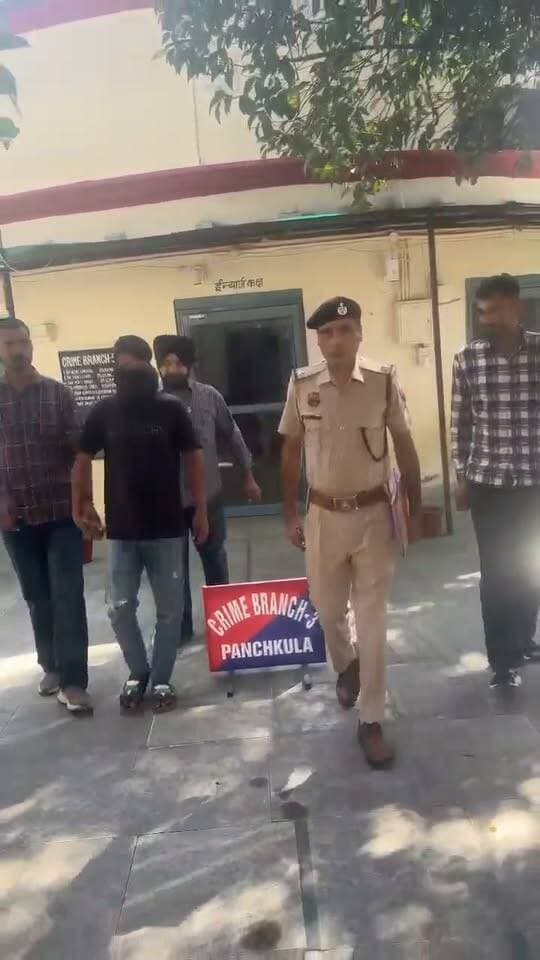 ऑपरेशन हंटडाउन: पंचकूला पुलिस ने 24 घंटे में 5 मामलों में 6 चोर-स्नैचर किए गिरफ्तार
पंचकूला/ 21 अक्टूबर :- पंचकूला में चोरी और स्नैचिंग जैसी आपराधिक वारदातों पर अंकुश लगाने के लिए पंचकूला पुलिस द्वारा लगातार सख्त कार्रवाई की जा रही है। पुलिस कमिश्नर आईपीएस पंकज नैन के निर्देशों पर चलाए जा रहे विशेष अभियान ऑपरेशन हंटडाउन के तहत पुलिस की विभिन्न टीमों ने पिछले 24 घंटों के दौरान बड़ी कार्रवाई करते हुए चोरी और स्नैचिंग के 5 मामलों में 6 आरोपियों को गिरफ्तार किया है। पुलिस ने आरोपियों के कब्जे से चोरी की मोटरसाइकिलें, कॉपर की तारें और अन्य सामान बरामद किया है। पंचकूला पुलिस द्वारा चोरी और स्नैचिंग की वारदातों में शामिल आरोपियों की पहचान कर उन्हें गिरफ्तार करने के साथ ही चोरी की संपत्ति बरामद करने पर विशेष ध्यान दिया जा रहा है।
पहला मामला: घर में घुसकर कॉपर की तारें चोरी करने का आरोपी गिरफ्तार
डीसीपी पंचकूला आईपीएस अदिति सिंह के अनुसार, 18 अक्टूबर को पंचकूला निवासी एक व्यक्ति ने शिकायत दी थी कि उसी दिन एक संदिग्ध व्यक्ति उसके घर में घुसकर चोरी कर गया। शिकायत के आधार पर थाना सेक्टर-7 में मामला दर्ज कर जांच शुरू की गई। सेक्टर-7 थाना प्रभारी अंकित ढांडा की अगुवाई में पुलिस टीम ने गुप्त सूचना के आधार पर कार्रवाई करते हुए 20 अक्टूबर को आरोपी अनिरुद्ध निवासी राजीव कॉलोनी, पंचकूला को गिरफ्तार कर लिया। आरोपी के खिलाफ पहले भी चोरी से संबंधित विभिन्न धाराओं के तहत अलग-अलग थानों में 3 मामले दर्ज हैं। पुलिस ने आरोपी के कब्जे से चोरी की कॉपर की तारें बरामद कर उसे न्यायिक हिरासत में भेज दिया है।
दूसरा मामला: निर्माणाधीन बिल्डिंग से एल्यूमीनियम की चौखट चोरी करने वाला आरोपी काबू
दूसरे मामले में पंचकूला निवासी एक व्यक्ति की शिकायत पर सिविल अस्पताल, पंचकूला की निर्माणाधीन बिल्डिंग से एल्यूमीनियम की चौखट चोरी करने के मामले में थाना सेक्टर-7 की टीम ने 19 अक्टूबर को ही आरोपी को गिरफ्तार कर चोरी का सामान बरामद कर लिया। गिरफ्तार आरोपी की पहचान प्रवीण निवासी खड़क मंगोली, पंचकूला के रूप में हुई है। आरोपी के खिलाफ पहले भी चोरी के मामले दर्ज हैं। पुलिस ने आरोपी को 20 अक्टूबर को न्यायिक हिरासत में भेज दिया।
तीसरा मामला: सेक्टर-14 में दो मोबाइल फोन छीनने के मामले में दूसरा आरोपी भी गिरफ्तार
तीसरे मामले में सेक्टर-14 पंचकूला निवासी एक महिला ने शिकायत दी कि 15 अक्टूबर 2026 को दोपहर के समय वह अपनी सहकर्मी के साथ लंच करने के बाद बैंक के बाहर घूम रही थी। इसी दौरान उसकी सहकर्मी ने अपना मोबाइल फोन उसे पकड़ा दिया। शिकायतकर्ता के हाथ में उसका अपना मोबाइल फोन भी था। तभी एक्टिवा सवार दो युवक पीछे से आए और दोनों मोबाइल फोन छीनकर फरार हो गए। शिकायत के आधार पर थाना सेक्टर-14, पंचकूला में मामला दर्ज कर जांच शुरू की गई। पुलिस इस मामले में पहले ही आरोपी सोनू निवासी भैंसा टिब्बा को चोरी की स्कूटी सहित गिरफ्तार कर चुकी है। आरोपी की स्कूटी की डिग्गी से शिकायतकर्ता के छीने गए मोबाइल फोन सहित कुल 5 मोबाइल फोन बरामद हुए। जांच में सामने आया कि आरोपियों ने सेक्टर-14 के अलावा पंचकूला में मोबाइल फोन छीनने की 3 अन्य वारदातों को भी अंजाम दिया था। पुलिस ने इस मामले में शामिल दूसरे आरोपी सूरज निवासी भैंसा टिब्बा, पंचकूला को भी गिरफ्तार कर लिया है। गिरफ्तार आरोपी को न्यायिक हिरासत में भेज दिया गया है।
चौथा मामला: फर्जी नंबर प्लेट लगाकर चोरी की मोटरसाइकिल बेचने निकले दो आरोपी गिरफ्तार
चौथे मामले में थाना सेक्टर-7 की पुलिस टीम को गुप्त सूचना मिली कि उत्तर प्रदेश निवासी मोहम्मद अफसान और मोहम्मद अंसारी, जो वर्तमान में मनीमाजरा में रह रहे हैं, चोरी की मोटरसाइकिल पर फर्जी नंबर प्लेट लगाकर उसे बेचने की फिराक में हैं। सूचना मिलते ही पुलिस टीम ने नाकाबंदी कर दोनों आरोपियों को काबू कर लिया। पुलिस ने आरोपियों के खिलाफ थाना सेक्टर-7 में चोरी का मामला दर्ज कर उनके कब्जे से चोरी की मोटरसाइकिल बरामद कर ली। दोनों आरोपियों को 21 अक्टूबर को न्यायिक हिरासत में भेज दिया गया।
पांचवां मामला: मनसा देवी मार्केट से मोटरसाइकिल चोरी के मामले में आरोपी गिरफ्तार, बाइक बरामद
पांचवें मामले में डीसीपी क्राइम एंड ट्रैफिक आईपीएस अमरिंदर सिंह के अनुसार, पंचकूला निवासी एक व्यक्ति ने शिकायत दी थी कि 14 अक्टूबर को सुबह उसकी मोटरसाइकिल मनसा देवी मार्केट, पंचकूला से चोरी हो गई। शिकायत के आधार पर थाना मनसा देवी कॉम्प्लेक्स में चोरी से संबंधित धाराओं के तहत मामला दर्ज किया गया। मामले की आगामी जांच के दौरान पुलिस ने गुप्त सूचना के आधार पर कार्रवाई करते हुए 19 अक्टूबर को आरोपी राजेश निवासी मनीमाजरा को गिरफ्तार कर लिया। पुलिस ने आरोपी के कब्जे से चोरी की मोटरसाइकिल भी बरामद कर ली है। आरोपी को न्यायिक हिरासत में भेज दिया गया है।
पुलिस कमिश्नर आईपीएस पंकज नैन ने कहा कि पंचकूला जिले में चोरी और स्नैचिंग जैसी वारदातों में शामिल आरोपियों के खिलाफ लगातार सख्त कार्रवाई की जा रही है। पुलिस की टीमें सक्रियता से काम करते हुए आरोपियों तक पहुंच रही हैं और आपराधिक गतिविधियों पर अंकुश लगाने के लिए निरंतर प्रयास किए जा रहे हैं। उन्होंने कहा कि पुलिस का उद्देश्य जिले के नागरिकों को सुरक्षित माहौल प्रदान करना है, ताकि लोग बिना किसी भय के रह सकें। अपराधियों के खिलाफ कार्रवाई आगे भी जारी रहेगी।