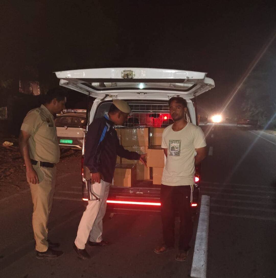 दादरी-लोहारू मार्ग पर पूरी रात पुलिस का पहरा, नशा तस्करों और अपराधियों पर शिकंजा कसने के लिए चलाया विशेष चेकिंग अभियान
डीजीपी हरियाणा के सख्त निर्देशों पर नाका लाड पर हाई-अलर्ट चेकिंग — डीएसपी जसपाल सिंह के नेतृत्व में 16 पुलिसकर्मियों की टीम रही तैनात, 31 वाहनों की जांच कर 3 के काटे चालान
पुलिस महानिदेशक, हरियाणा द्वारा जारी सख्त निर्देशों की अनुपालना में चरखी दादरी पुलिस ने जिले में अपराधियों, असामाजिक तत्वों और नशा तस्करों की गतिविधियों पर अंकुश लगाने के लिए 20/21 अक्तूबर की मध्यरात्रि को विशेष नाकाबंदी एवं सघन चेकिंग अभियान चलाया। दादरी-लोहारू मार्ग पर स्थित नाका लाड पर पूरी रात चले इस अभियान के दौरान पुलिस ने मुस्तैदी से वाहनों की जांच की और जिले की सीमाओं पर सुरक्षा व्यवस्था मजबूत बनाए रखी।
पुलिस अधीक्षक चरखी दादरी श्री लोगेश कुमार पी., IPS के दिशा-निर्देशन में चलाए गए इस अभियान की कमान डीएसपी जसपाल सिंह ने संभाली। उनके नेतृत्व में निरीक्षक राजेन्द्र सहित 16 पुलिसकर्मियों की टीम ने नाका लाड पर तैनात रहकर आने-जाने वाले वाहनों की बारीकी से जांच की। चेकिंग के दौरान वाहन चालकों के दस्तावेजों की पड़ताल की गई तथा संदिग्ध प्रतीत होने वाले वाहनों की गहन तलाशी ली गई, ताकि अवैध गतिविधियों पर प्रभावी रोक लगाई जा सके और अपराधियों को जिले की सीमाओं का दुरुपयोग करने से रोका जा सके।
पूरी रात चले सघन चेकिंग अभियान के दौरान पुलिस टीम ने कुल 31 वाहनों को रुकवाकर उनके दस्तावेजों की जांच की और आवश्यक पड़ताल की। यातायात नियमों का उल्लंघन करने वाले 3 वाहनों के मौके पर ही चालान किए गए। नाके पर तैनात पुलिसकर्मियों को निर्देश दिए गए कि प्रत्येक वाहन की नियमानुसार जांच की जाए और किसी भी संदिग्ध व्यक्ति, वाहन या गतिविधि को नजरअंदाज न किया जाए।
डीएसपी जसपाल सिंह ने पुलिसकर्मियों को सतर्कता के साथ ड्यूटी करने के निर्देश देते हुए कहा कि नाकाबंदी और नियमित वाहन जांच अपराध नियंत्रण की महत्वपूर्ण कड़ी हैं। इस प्रकार के अभियानों से संदिग्ध गतिविधियों पर निगरानी रखने तथा अवैध गतिविधियों में संलिप्त लोगों के विरुद्ध नियमानुसार कार्रवाई करने में मदद मिलती है।
सीमाओं पर सुरक्षा से कोई समझौता नहीं: एसपी लोगेश कुमार पी., IPS
पुलिस अधीक्षक श्री लोगेश कुमार पी., IPS ने स्पष्ट किया कि जिले की सीमाओं पर सुरक्षा व्यवस्था को मजबूत बनाए रखना चरखी दादरी पुलिस की प्राथमिकताओं में शामिल है। नशा तस्करी, आपराधिक गतिविधियों और असामाजिक तत्वों पर अंकुश लगाने के लिए सीमावर्ती एवं संवेदनशील क्षेत्रों में औचक नाकाबंदी और चेकिंग अभियान आगे भी जारी रहेंगे। पुलिस का उद्देश्य जिले में कानून-व्यवस्था बनाए रखने के साथ आमजन में सुरक्षा की भावना को मजबूत करना है।
पुलिस अधीक्षक ने आम नागरिकों से अपील की कि वे अपने आसपास किसी भी संदिग्ध व्यक्ति, वाहन या गतिविधि की जानकारी तुरंत पुलिस को दें। पुलिस और आमजन के आपसी सहयोग से अपराधों की रोकथाम तथा सुरक्षित, शांतिपूर्ण और भयमुक्त समाज के निर्माण में महत्वपूर्ण योगदान दिया जा सकता है।