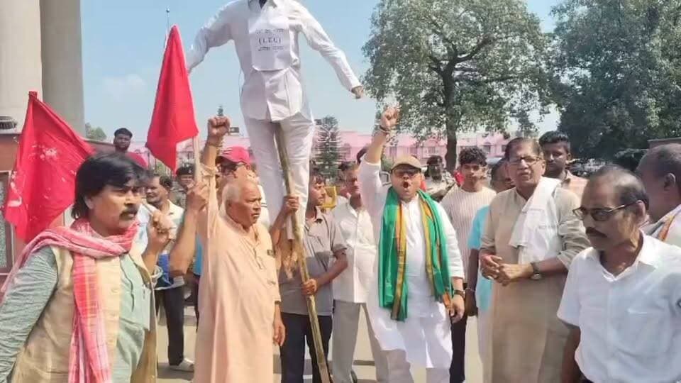 विजयादशमी पर रावण की जगह ज्ञानेश कुमार का पुतला फूंका, बोले वोट चोरों को सत्ता से हटाओ