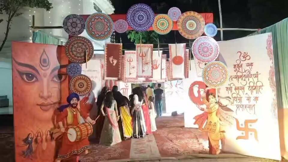 डांडिया की धुन पर मचा धमाल, म्यूजिक बजते ही थिरकने लगे युवा