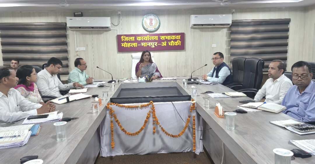 कलेक्टर श्रीमती तनुजा सलाम ने सीएम हेल्पलाइन एवं पारस पोर्टल की समीक्षा कर सभी विभागीय अधिकारियों को लंबित प्रकरणों का त्वरित एवं संतुष्टिपूर्ण निराकरण सुनिश्चित करने के निर्देश दिए।
- प्रधानमंत्री सूर्य घर मुफ्त बिजली योजना और डिजिटल क्रॉप सर्वे की प्रगति की समीक्षा कर निर्धारित लक्ष्यों को समय पर पूरा करने के निर्देश दिए।
#mmacdistrict_cg #chhattishgarh #CMHelpline1076 #pmsuryagharyojana
@chhattisgarhcmo @dpr.chhattisgarh