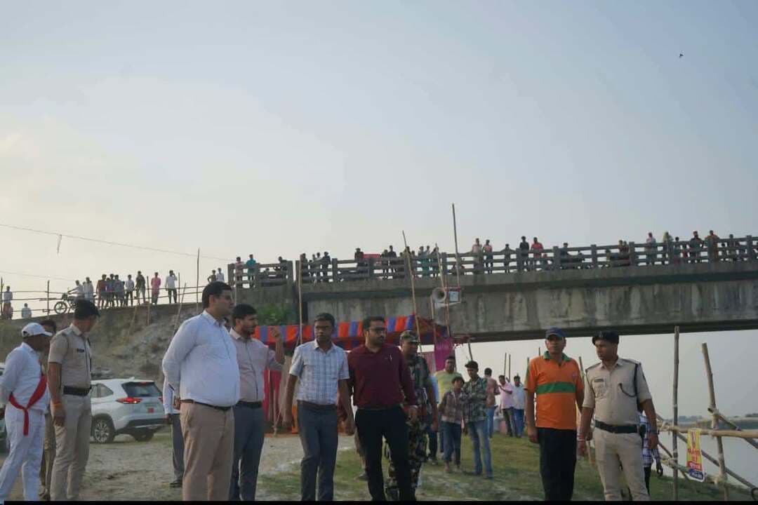 अररिया,जिलाधिकारी ने परमान नदी के त्रिशूलिया घाट पर विसर्जन व्यवस्था का लिया जायजा
विजयदशमी के अवसर पर प्रतिमा विसर्जन को शांतिपूर्ण, सुरक्षित एवं व्यवस्थित ढंग से संपन्न कराने के उद्देश्य से जिला पदाधिकारी अररिया श्री विनोद दूहन ने जिला मुख्यालय स्थित परमान नदी के त्रिशूलिया घाट पर विसर्जन की तैयारियों एवं व्यवस्थाओं का जायजा लिया। इस दौरान उन्होंने घाट पर सुरक्षा व्यवस्था, भीड़ प्रबंधन तथा विसर्जन के दौरान श्रद्धालुओं की सुविधा को लेकर की गई तैयारियों का निरीक्षण किया।
निरीक्षण के क्रम में जिला पदाधिकारी ने संबंधित पदाधिकारियों को निर्देश दिया कि दुर्गा पूजा प्रतिमा विसर्जन के दौरान विधि-व्यवस्था संधारण को लेकर पूरी सतर्कता बरती जाए। घाट पर श्रद्धालुओं की सुरक्षा सुनिश्चित करने के लिए सभी आवश्यक व्यवस्थाएं दुरुस्त रखी जाएं। साथ ही, भीड़ को नियंत्रित करने, विसर्जन प्रक्रिया को सुव्यवस्थित बनाए रखने तथा किसी भी संभावित अप्रिय घटना से बचाव के लिए आवश्यक सावधानियां बरतने का निर्देश दिया।
जिला पदाधिकारी ने अधिकारियों को आपसी समन्वय के साथ कार्य करने तथा विसर्जन प्रक्रिया के दौरान सतत निगरानी बनाए रखने पर जोर दिया, ताकि दुर्गा पूजा के बाद प्रतिमा विसर्जन शांतिपूर्ण वातावरण में संपन्न हो सके। इस अवसर पर अनुमंडल पदाधिकारी, अररिया; अनुमंडल पुलिस पदाधिकारी, अररिया सहित अन्य संबंधित पदाधिकारीगण उपस्थित थे।
जिला प्रशासन अररिया
Information & Public Relations Department, Government of Bihar
#samaratchaudhry
#CMSamrat