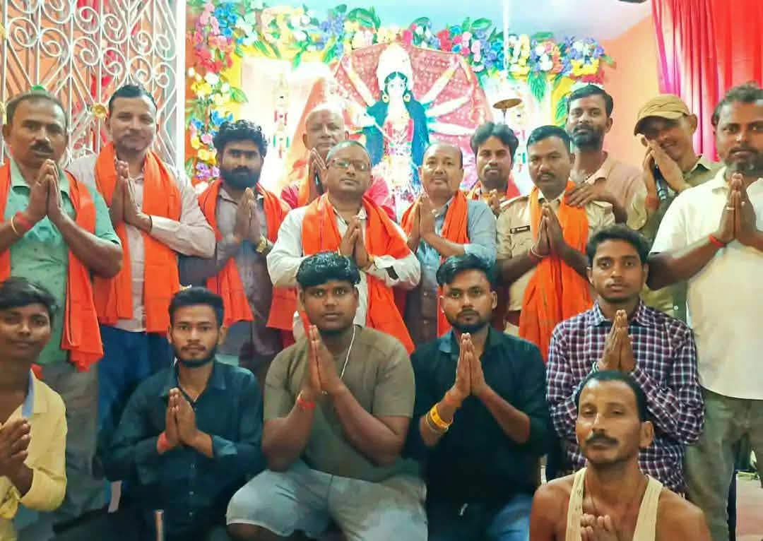 टेढागाछ सुहिया हाट मंदिर में कीर्तन मंडलियों का सम्मान:नवरात्र में भक्तिमय माहौल बनाने पर अंगवस्त्र ओढ़ाकर किया सम्मानित।