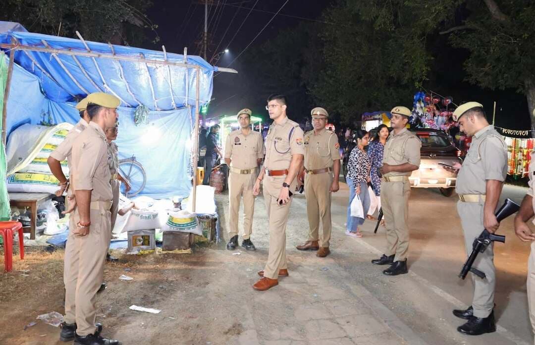 शाहजहांपुर - पुलिस अधीक्षक सौरभ दीक्षित द्वारा थाना सदर बाजार क्षेत्रान्तर्गत पैदल गश्त कर ओसीएफ मेले की सुरक्षा, पार्किंग व्यवस्था एवं ड्यूटी का लिया गया जायजा।