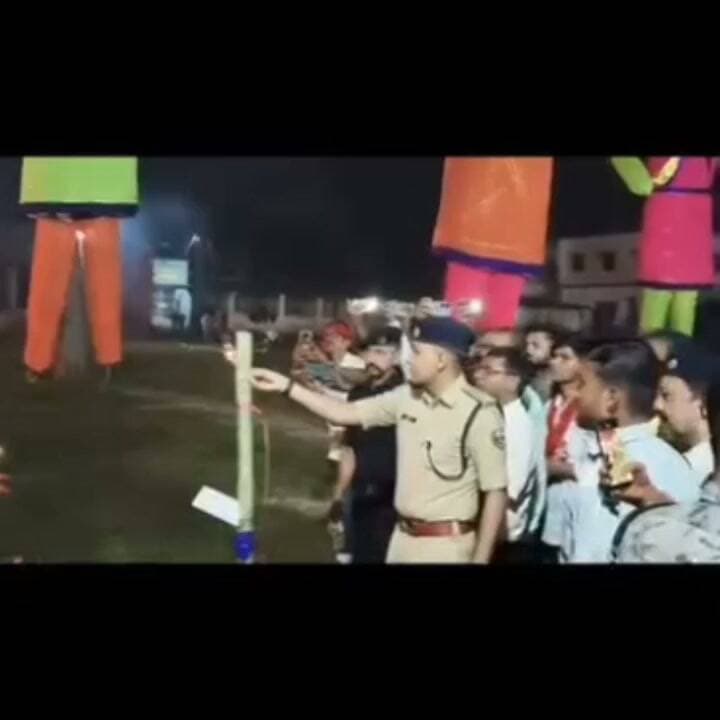 सहरसा में विशाल रावण के पुतले का दहन, उमड़ी हजारों की भीड़
सहरसा। एमएलटी ग्राउंड में विजयादशमी के अवसर पर विशाल रावण के पुतले का दहन किया गया। डीएम दीपेश कुमार और एसपी विक्रम सिहाग ने संयुक्त रूप से रावण दहन किया। इस दौरान कार्यक्रम स्थल पर हजारों की संख्या में लोग जुटे। रावण दहन के साथ ही पूरा मैदान जय श्रीराम के जयकारों से गूंज उठा।