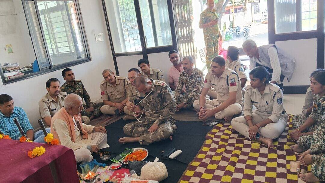 सभापुर थाना भवन में शस्त्र पूजा का आयोजन थाना प्रभारी निरीक्षक शंखधर द्विवेदी ने किया विधी विधान से पूजा अर्चना स्टाफ को विजयादशमी पर्व की दी बधाई इस दौरान एस आई अशोक गर्ग, प्रधान आरक्षक संदीप पाण्डेय, राकेश बागरी, वेद प्रकाश मिश्रा,आरक्षक हिमांशु मिश्रा सहित थाना स्टाफ मौजूद रहा।
