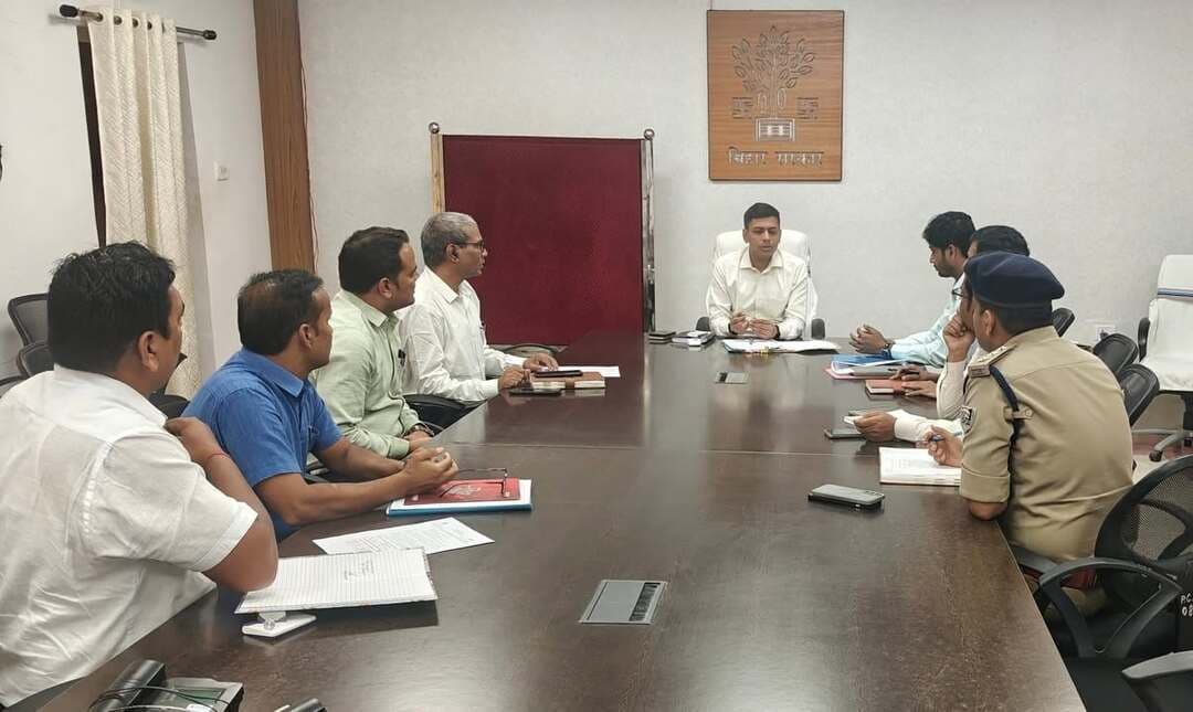 जिला पदाधिकारी, बांका की अध्यक्षता में राज्य स्तरीय विद्यालय खेल आयोजन समिति की महत्वपूर्ण बैठक आयोजित की गई।
बैठक का उद्देश्य बांका जिले में आगामी राज्य स्तरीय वॉलीबॉल (बालक वर्ग) प्रतियोगिता का सफल, सुचारू एवं भव्य आयोजन सुनिश्चित करना था।
उक्त प्रतियोगिता का आयोजन दिनांक 28 अक्टूबर 2026 से 30 अक्टूबर 2026 तक आर.एम.के. इंटर विद्यालय के खेल मैदान में किया जाएगा।
बैठक में जिला पदाधिकारी ने प्रतियोगिता के आयोजन से जुड़े विभिन्न विभागों के पदाधिकारियों के साथ तैयारियों की विस्तृत समीक्षा की तथा आयोजन को त्रुटिरहित एवं सुव्यवस्थित बनाने के लिए आवश्यक निर्देश दिए।
जिला पदाधिकारी द्वारा जिला खेल पदाधिकारी, बांका को खेल मैदान की तकनीकी व्यवस्था, वॉलीबॉल कोर्ट का मानक अनुरूप रखरखाव, रेफरी की व्यवस्था, खेल उपकरणों की उपलब्धता तथा प्रतियोगिता की समय-सारणी सहित सभी आवश्यक प्रबंध सुनिश्चित करने का निर्देश दिया गया।
प्रतियोगिता के दौरान विधि-व्यवस्था, सुरक्षा, तथा बाहर से आने वाली टीमों एवं अधिकारियों के लिए आवश्यक व्यवस्थाएं सुनिश्चित करने हेतु अनुमंडल पदाधिकारी को निर्देशित किया गया।
खेल परिसर, खिलाड़ियों के आवासन एवं भोजन स्थल तथा आसपास के क्षेत्रों में विशेष साफ-सफाई, शुद्ध पेयजल, पर्याप्त प्रकाश व्यवस्था एवं चलंत शौचालयों का सुदृढ़ प्रबंधन सुनिश्चित करने का निर्देश कार्यपालक पदाधिकारी, नगर परिषद, बांका को दिया गया।
खेल मैदान, खिलाड़ियों एवं अधिकारियों के आवासन स्थल तथा भोजन स्थल पर 24×7 प्राथमिक चिकित्सा सुविधा, आवश्यक दवाओं के साथ एंबुलेंस की तैनाती तथा डॉक्टरों एवं पैरामेडिकल स्टाफ की टीम की उपलब्धता सुनिश्चित करने का निर्देश सिविल सर्जन, बांका को दिया गया।
विभिन्न जिलों से आने वाले खिलाड़ियों एवं उनके कोच के आवासन तथा भोजन की समुचित व्यवस्था सुनिश्चित करने हेतु जिला शिक्षा पदाधिकारी को निर्देश दिया गया।
वहीं, प्रतियोगिता के व्यापक प्रचार-प्रसार के लिए विभिन्न चौक-चौराहों एवं बांका शहर के प्रमुख स्थलों पर बैनर-पोस्टर लगाने तथा सोशल मीडिया के माध्यम से प्रचार-प्रसार सुनिश्चित करने का निर्देश जिला जनसंपर्क पदाधिकारी, बांका को दिया गया।
बैठक के अंत में जिला पदाधिकारी ने सभी संबंधित पदाधिकारियों को सौंपे गए दायित्वों का निर्धारित समय-सीमा के भीतर पालन सुनिश्चित करने का निर्देश दिया, ताकि प्रतियोगिता का आयोजन सफल, सुचारू, सुरक्षित एवं व्यवस्थित ढंग से संपन्न कराया जा सके।