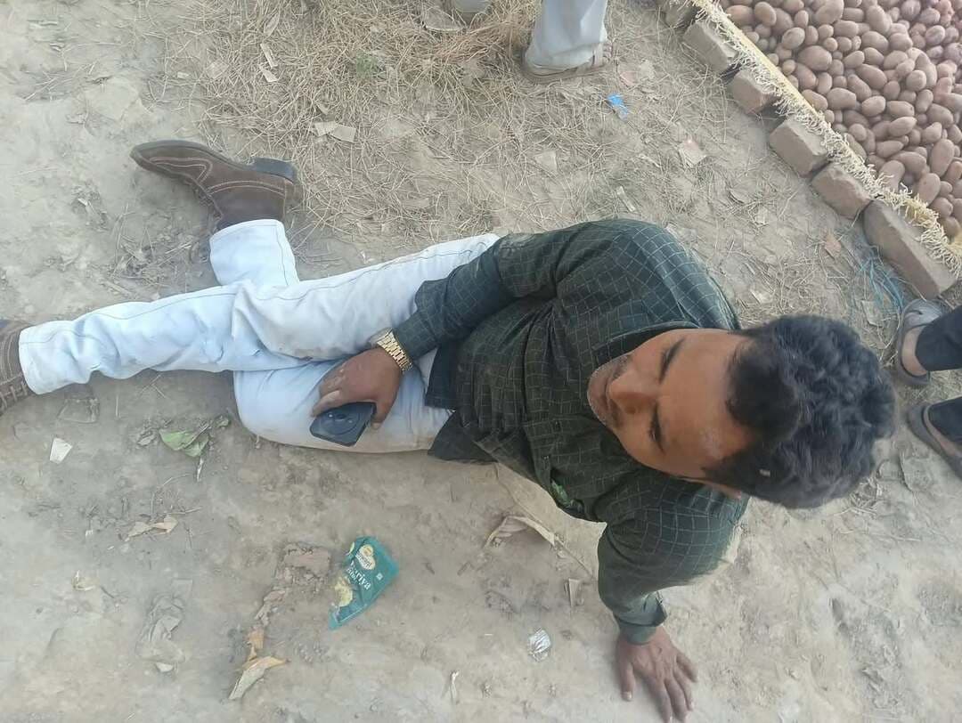 ब्रेकिंग न्यूज़ रायबरेली
लल्ली की चक्की चौराहे पर भीषण सड़क हादसा, बाइक सवार दो लोग गंभीर रूप से घायल; एक का पैर टूटा
ऊंचाहार की ओर से आ रही स्विफ्ट डिजायर कार और मोटरसाइकिल में हुई जोरदार टक्कर, घायलों को एंबुलेंस से सीएचसी ऊंचाहार पहुंचाया गया।
ब्यूरो चीफ आलम कादरी
राष्ट्रीय जजमेंट हिंदी दैनिक समाचार पत्र
रायबरेली। जनपद रायबरेली की ऊंचाहार विधानसभा क्षेत्र के अंतर्गत लल्ली की चक्की चौराहे पर एक भीषण सड़क हादसा हो गया। ऊंचाहार की ओर से आ रही स्विफ्ट डिजायर कार संख्या UP 33 CR 1328 और एक मोटरसाइकिल के बीच जोरदार टक्कर हो गई। हादसे में मोटरसाइकिल सवार कमाल खान और उनके जीजा हनीफ गंभीर रूप से घायल हो गए।
मिली जानकारी के अनुसार, कमाल खान पुत्र सद्दीक, निवासी पूरे गुंजन, मनिहार सर्किल क्षेत्र, इस दुर्घटना में गंभीर रूप से चोटिल हो गए। बताया जा रहा है कि हादसे में कमाल खान का दाहिना पैर टूट गया, जबकि उनके जीजा हनीफ की कमर में गंभीर चोट आई है। अचानक हुई इस जोरदार टक्कर के बाद घटनास्थल पर अफरा-तफरी का माहौल बन गया।
घटना की जानकारी मिलने के बाद घायलों को एंबुलेंस की मदद से सामुदायिक स्वास्थ्य केंद्र (सीएचसी) ऊंचाहार पहुंचाया गया, जहां उन्हें उपचार के लिए भर्ती कराया गया। घायलों को अस्पताल पहुंचाने की कार्रवाई प्रशासन की मौजूदगी में की गई। लाली की चक्की एवं डिग्री कॉलेज की ओर ब्रेकर ना होने के कारण हादसे पर हादसे होते रहते हैं आए दिन
लल्ली की चक्की चौराहे पर हुए इस हादसे ने एक बार फिर सड़क सुरक्षा और वाहन चालकों की सतर्कता को लेकर सवाल खड़े कर दिए हैं।