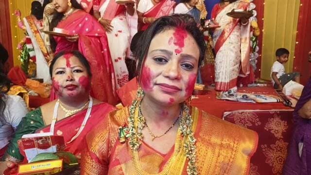 ইসলামপুর শিবডাঙ্গী পাড়া শ্যামাপ্রসাদ দুর্গাপূজা কমিটির সিঁদুর খেলা