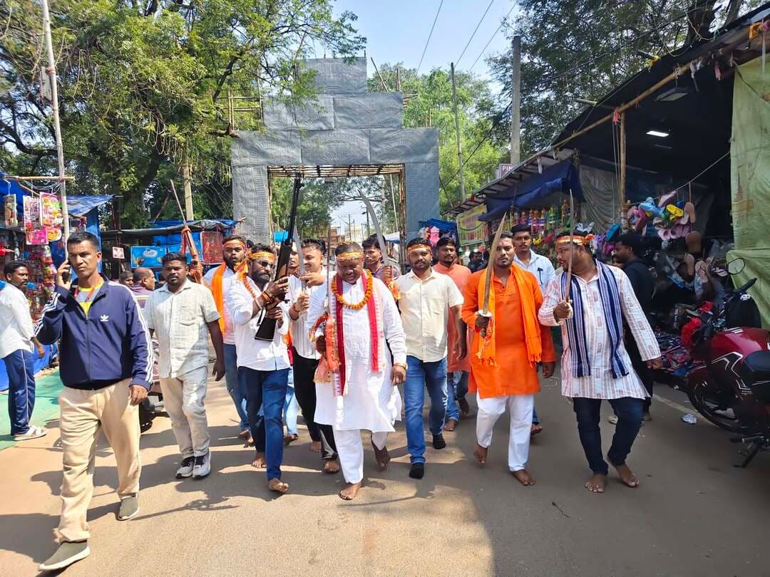 କୁଚିଣ୍ଡା ହିନ୍ଦୁ ଯୁବ ମୋର୍ଚା ତରଫ ରୁ ସଶସ୍ତ୍ର ପୂଜନ ଆଜି ପଞ୍ଚମୁଖି ମାଁ କନକ ଦୁର୍ଗା , ମନ୍ଦିର ଛକ, ଦୁର୍ଗା ମଣ୍ଡପ ଓ ପୁରୁଣା ବସ ଷ୍ଟାଣ୍ଡ ରେ ଥିବା ମାତା ଦୁର୍ଗାଙ୍କ ମନ୍ଦିର ରେ ସଶସ୍ତ୍ର ପୂଜା କରି ଶପଥ ପାଠ ସହ ସହର ପରୀକ୍ରମା କରିଥିଲେ, ହିନ୍ଦୁ ଧର୍ମ ର ମଠ,ମନ୍ଦିର ଗୌମାତା,ରାଷ୍ଟ୍ର ରକ୍ଷା ପାଇଁ ପ୍ରତିଜ୍ଞା ନେଲେ କୁଚିଣ୍ଡା ହିନ୍ଦୁ ଯୁବ ମୋର୍ଚା
ଏହି କାର୍ଯ୍ୟକ୍ରମ ରେ କେବିନେଟ ମନ୍ତ୍ରୀ ରବିନାରାୟଣ ନାଏକ,ଯୋଗଦେଇଥିବା ବେଳେ ଭିକୁ ନାଏକ ଙ୍କ ତତ୍ତ୍ୱବଧାନରେ କାର୍ଯ୍ୟକ୍ରମ ର ସହଯୋଗ ରେ ମଣ୍ଟୁ ରାୟ, ସୌରଭ କର ପ୍ରମୁଖ ସହଯୋଗ କରିଥିଲେ l #amarkuchinda #kuchinda