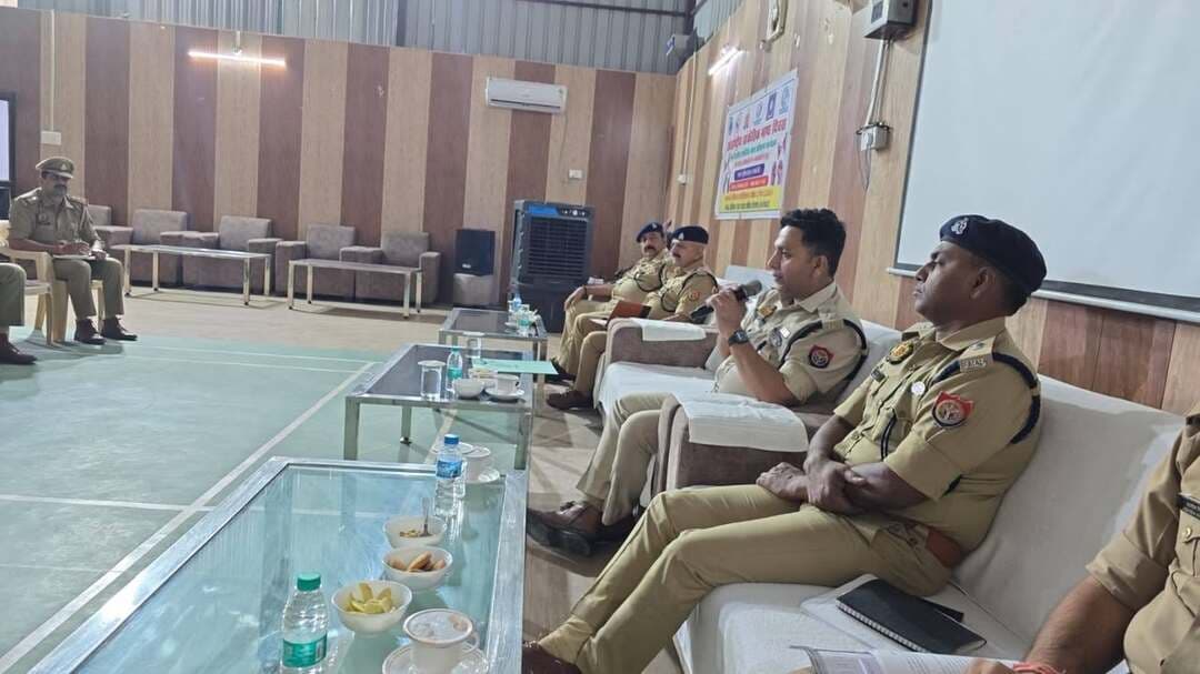 *विधान परिषद निर्वाचन-2026 के दृष्टिगत पुलिस अधीक्षक ने की ब्रीफिंग।*
आज दिनांक 21.10.2026 को रवि कुमार, पुलिस अधीक्षक रायबरेली द्वारा रिजर्व पुलिस लाइन स्थित बैडमिंटन हॉल में उत्तर प्रदेश विधान परिषद के लखनऊ खंड स्नातक एवं खंड शिक्षक निर्वाचन क्षेत्र के सामान्य निर्वाचन-2026 के दृष्टिगत पुलिस अधिकारियों एवं कर्मचारियों को ब्रीफिंग दी गई। इस दौरान निर्वाचन को निष्पक्ष, शांतिपूर्ण एवं सकुशल संपन्न कराने तथा कानून-व्यवस्था बनाए रखने हेतु आवश्यक दिशा-निर्देश दिए गए।