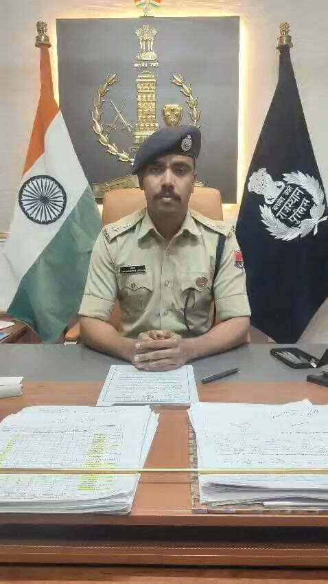 #एसपी_ने_किया_खुलासा__
#बडेसरा_जुड़वा_भाइयों_की_हत्या_का_मामला__
#आरोपी_मां_ओर_प्रेमी_गिरफ्तार_____
पुलिस अधीक्षक डीग शरण गोपीनाथ के.IPS द्वारा गांव बडेसरा मे दो बालकों की हत्या के खुलाशे एवं वांछित अपराधियों की धरपकड हेतु चलाए गए विशेष अभियान ‘#ऑपरेशन_संकल्प‘ के तहत डीग पुलिस द्वारा त्वरित कार्यवाही करते हुये 01 मुलजिमा व उसके प्रेमी मुलजिम को गिरफतार किया है-
#ऑपरेशन संकल्प के तहत दो नाबालिग जुड़वां बालकों की हत्या के मामले का खुलासा
#मृतक बालकों की मां एवं उसका प्रेमी गिरफ्तार
#प्रेम प्रंसग के चलते या उजागर होने के डर से मां एवं उसके प्रेमी ने की थी दौनों बालकों की हत्या
#हत्या कर बालकों के शवों को घर से कुछ दूरी पर कडब के पूंजों मे डाल दिया था।
#थाना_जनूथर घटना का विवरण #दिनांक 20.10.2026 को प्रार्थी घनश्याम (64) पुत्र भंवरसिंह जाति जाट, निवासी बडेसरा ने थाना जनूथर पर उपस्थित होकर एक लिखित रिपोर्ट दी कि उनके दो नवासों (विनय व विष्णु) की हत्या कर शव देशराज के वाड़े में छिपा दिए गए हैं। प्राप्त रिपोर्ट के आधार पर पुलिस थाना जनूथर में प्रकरण संख्या 131/26 धारा 103(1), 61(2)(ए) बी.एन.एस. के तहत मामला दर्ज कर अनुसंधान थानाधिकारी श्री रामभरोसी (पुलिस निरीक्षक) के सुपुर्द किया गया।
#पुलिस_कार्रवाई_एवं_ऑपरेशन_संकल्प______
मामले की गंभीरता और संवेदनशीलता को देखते हुए पुलिस अधीक्षक डीग, श्री शरण गोपीनाथ के. के निर्देशों के तहत त्वरित खुलासे हेतु 'ऑपरेशन संकल्प' चलाया गया।
#घटना स्थल का निरीक्षण एफएसएल (FSL) टीम, डॉग स्क्वायड एवं एमओबी (MOB) टीम द्वारा कर साक्ष्य जुटाए गए।
#पुलिस टीमों ने गांव में विभिन्न पहलुओं से सघन पूछताछ एवं गुप्त सूचनाएं एकत्र कीं।
#हत्या का कारण एवं खुलासा__
अब तक के अनुसंधान व पूछताछ के दौरान सामने आया कि मृतक बालकों की मां प्रीति का गांव के ही राजेश नाम के व्यक्ति के साथ प्रेम-प्रसंग चल रहा था। दोनों ने मिलकर योजनाबद्ध तरीके से रात के समय मासूम जुड़वा भाइयों विनय और विष्णु पर धारदार हथियार से वार कर उनकी निर्मम हत्या कर दी और शवों को सुनसान जगह पर कड़बी के पूजों में छिपा दिया।
पुलिस द्वारा मनोवैज्ञानिक तरीके से तथा उपलब्ध साक्ष्यों के आधार पर कड़ी पूछताछ करने पर दोनों आरोपियों ने अपना जुर्म स्वीकार कर लिया।
पुलिस द्वारा प्रकरण से जुड़े अन्य साक्ष्यों एवं तथ्यों के संबंध में गहनता से अनुसंधान किया जा रहा है।
#गिरफ्तार_मुलजिमान:
#आरोपी_प्रीति_पत्नी_स्व. निरंजन, उम्र 35 साल, जाति जाट, निवासी बडेसरा, थाना जनूथर, जिला डीग (मृतक बालकों की मां)
#राजेश पुत्र हीरालाल, उम्र 40 साल, जाति जाट, निवासी बडेसरा, थाना जनूथर, जिला डीग (प्रेमी)
