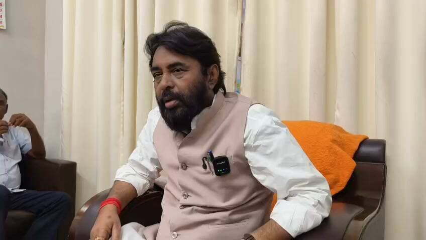 NDA प्रत्याशी नवल किशोर यादव का तीखा बयान, बोले- सबकी जमानत जब्त होगी_
पटना शिक्षक निर्वाचन क्षेत्र से एनडीए प्रत्याशी और भाजपा के वरिष्ठ नेता नवल किशोर यादव ने आज मीडिया से बातचीत में बड़ा दावा किया। उन्होंने कहा कि उनकी तैयारी उनके शिक्षक मतदाता खुद करते हैं।
नवल किशोर यादव ने कहा - _"तैयारी मैं नहीं करता, तैयारी मेरे मतदाता, मेरे शिक्षक करते हैं। वो anytime तैयारी में रहते हैं।"_
उन्होंने दावा किया कि सभी विरोधी उम्मीदवारों की जमानत जब्त होगी और ये उनके मतदाता भी कह रहे हैं।
फर्जी वोटर के आरोप पर उन्होंने कहा कि वोट कट ही गए हैं तो फर्जी कहां से आ गया। हारने वाले और मरने वाले बहाना खोजते हैं। उन्होंने अपने विरोधियों को माफिया और प्राइवेट स्कूल की दुकान चलाने वाला बताया और कहा कि शिक्षक और माफिया में फर्क है।
प्रशांत किशोर पर तंज कसते हुए कहा कि _"प्रतिपक्ष में तो कहेंगे ही कि हम जीत जाएंगे, प्रशांत किशोर बड़ा नेता है, नेल्सन मंडेला के बाद वही हैं।"_
पैसों के आरोप पर उन्होंने कहा - _"मैं तो लिट्टी-कचौड़ी-चाय बेचता हूं, पैसा होता तो दुकान क्यों चलाता
आखिर में उन्होंने फिर दोहराया कि 23 तारीख के बाद कोई नजर नहीं आएगा, टक्कर में कोई नहीं है। साथ ही दावा किया कि NDA आठों सीटों पर जीतेगी।
_बाइट - नवल किशोर यादव, NDA प्रत्याशी, पटना शिक्षक निर्वाचन क्षेत्र_